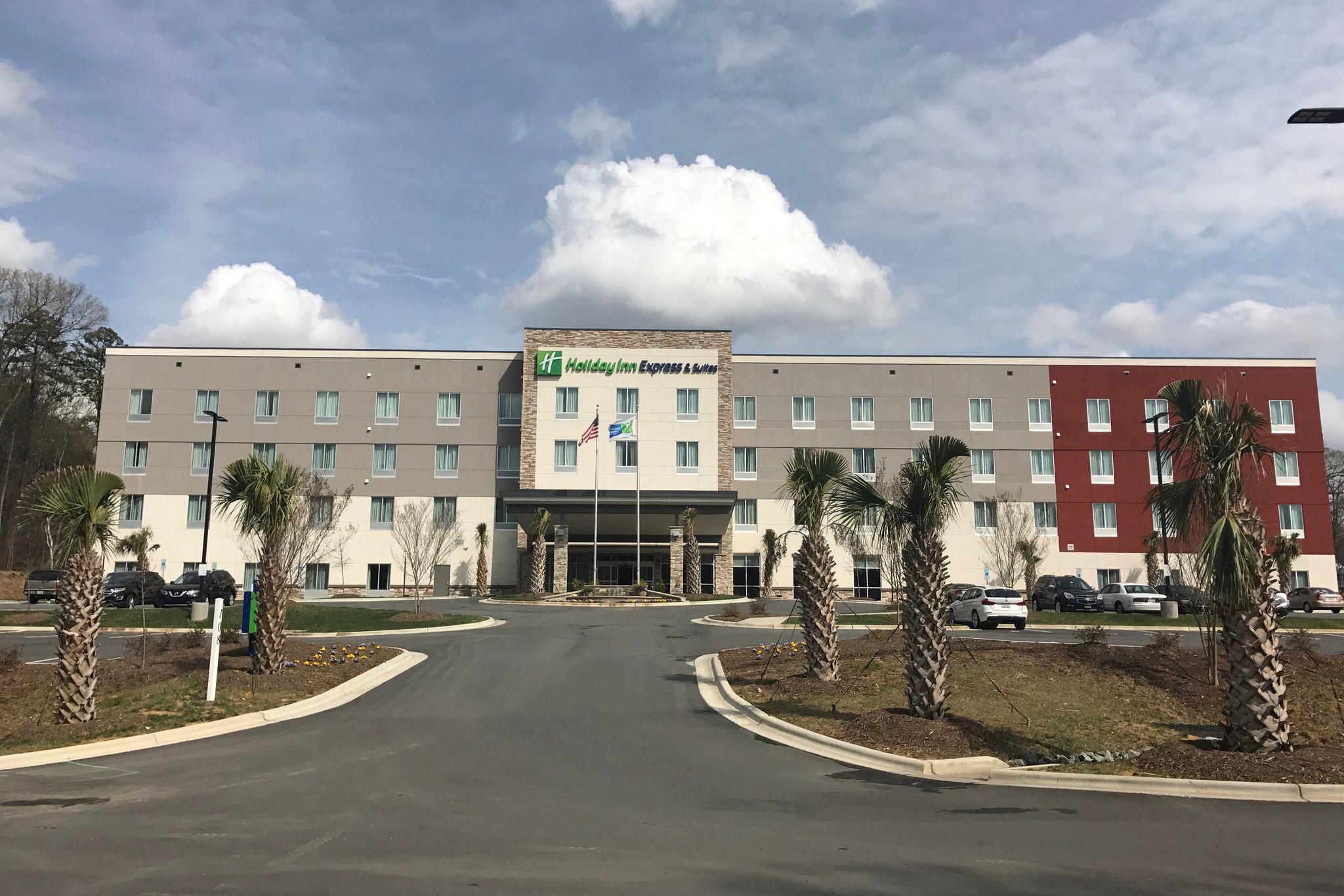Holiday Inn Express & Suites Charlotte Airport Photo