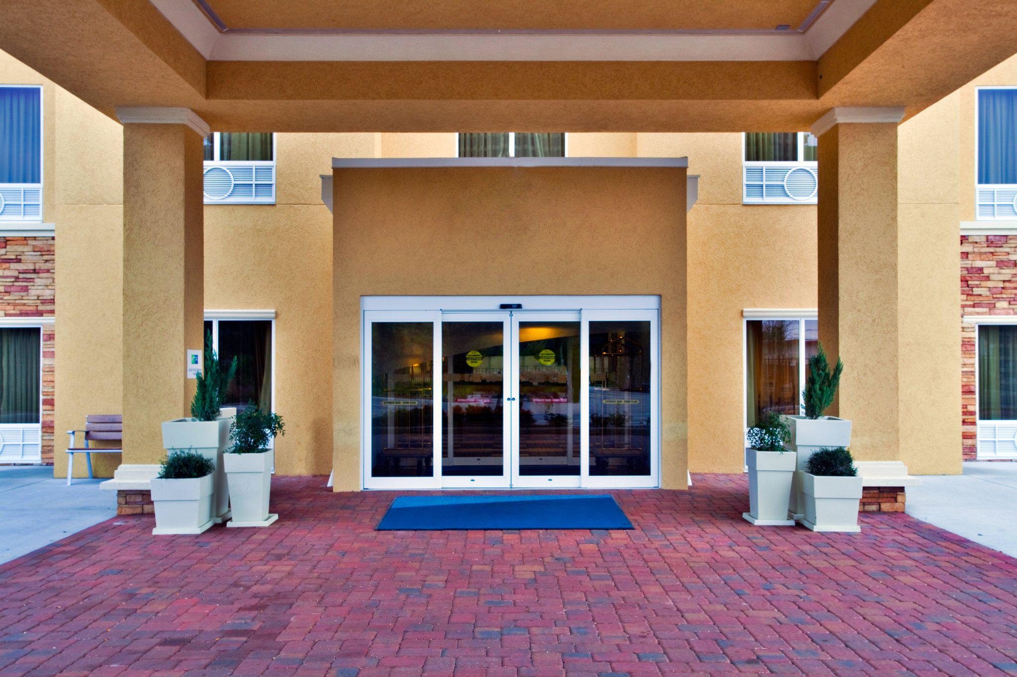 Holiday Inn Express & Suites Largo-Clearwater Photo