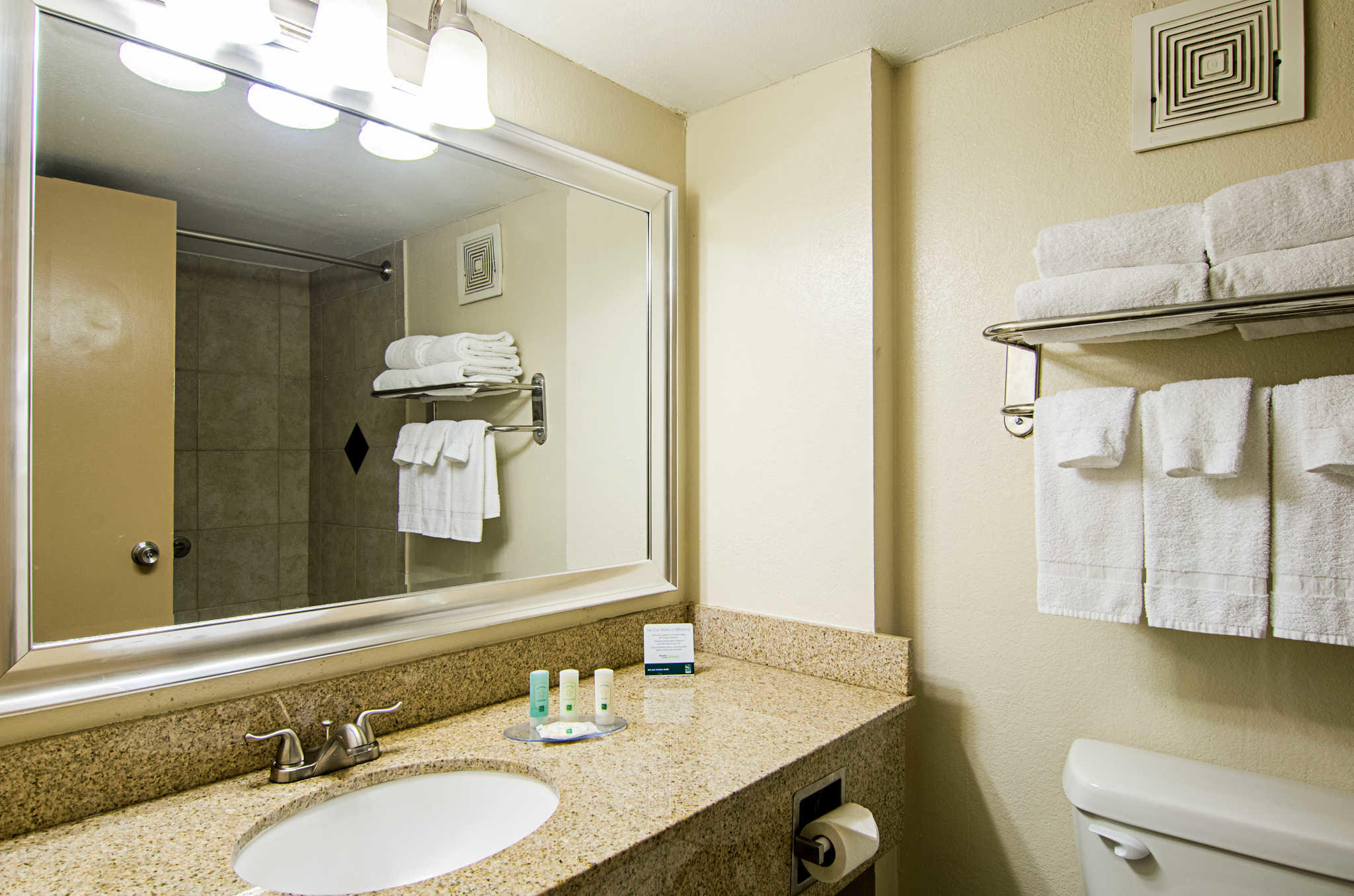 Quality Inn & Suites Denver Stapleton Photo