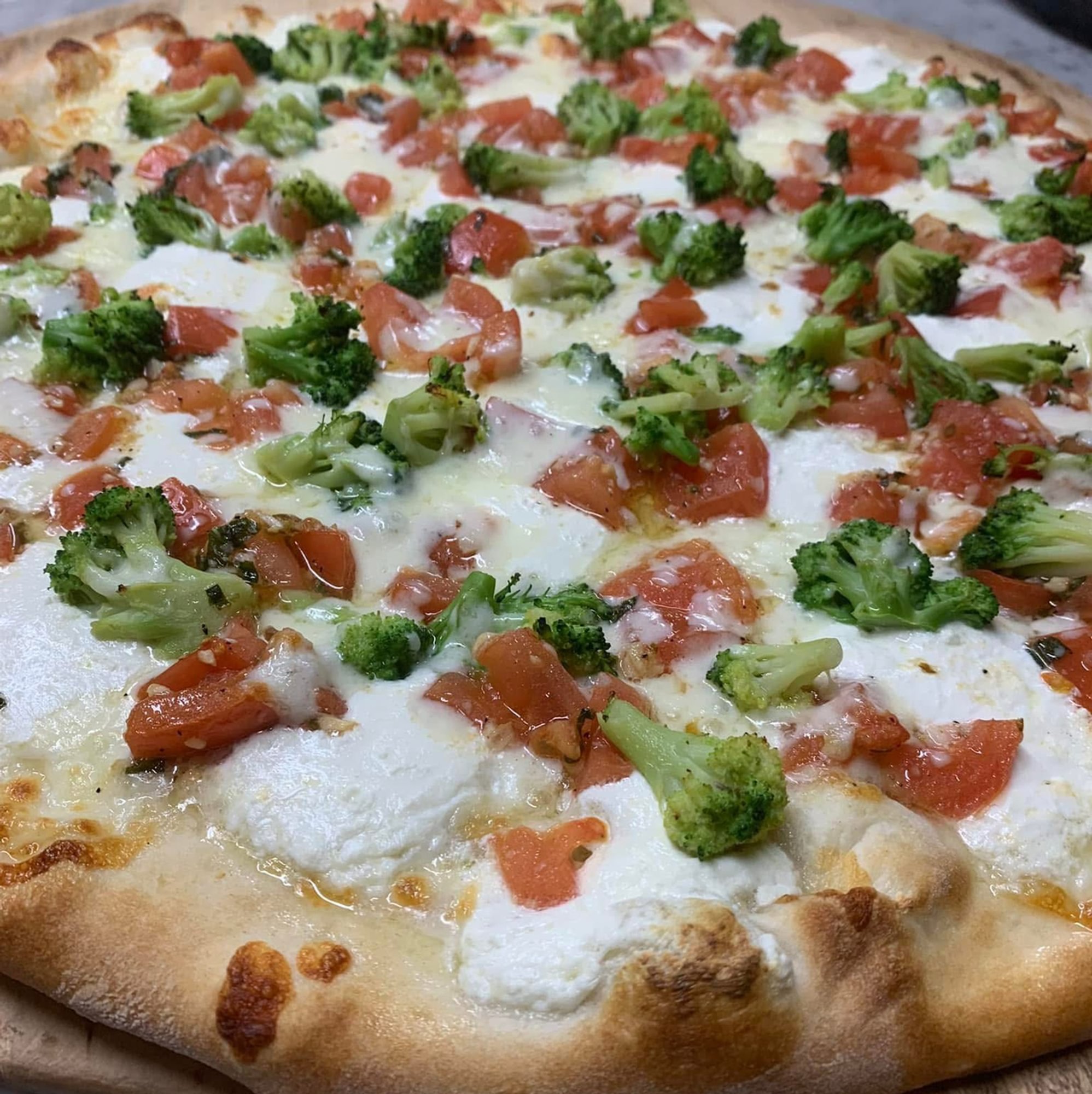 White with Broccoli, Garlic & Tomatoes Pizza