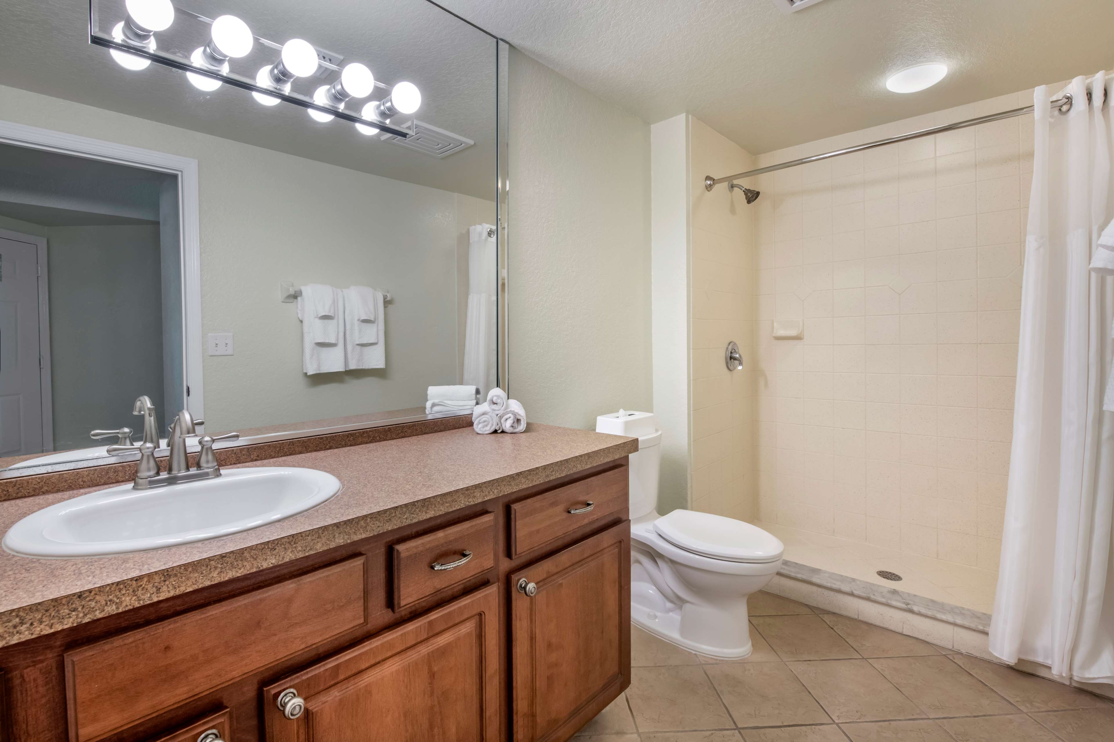 Guest room bath