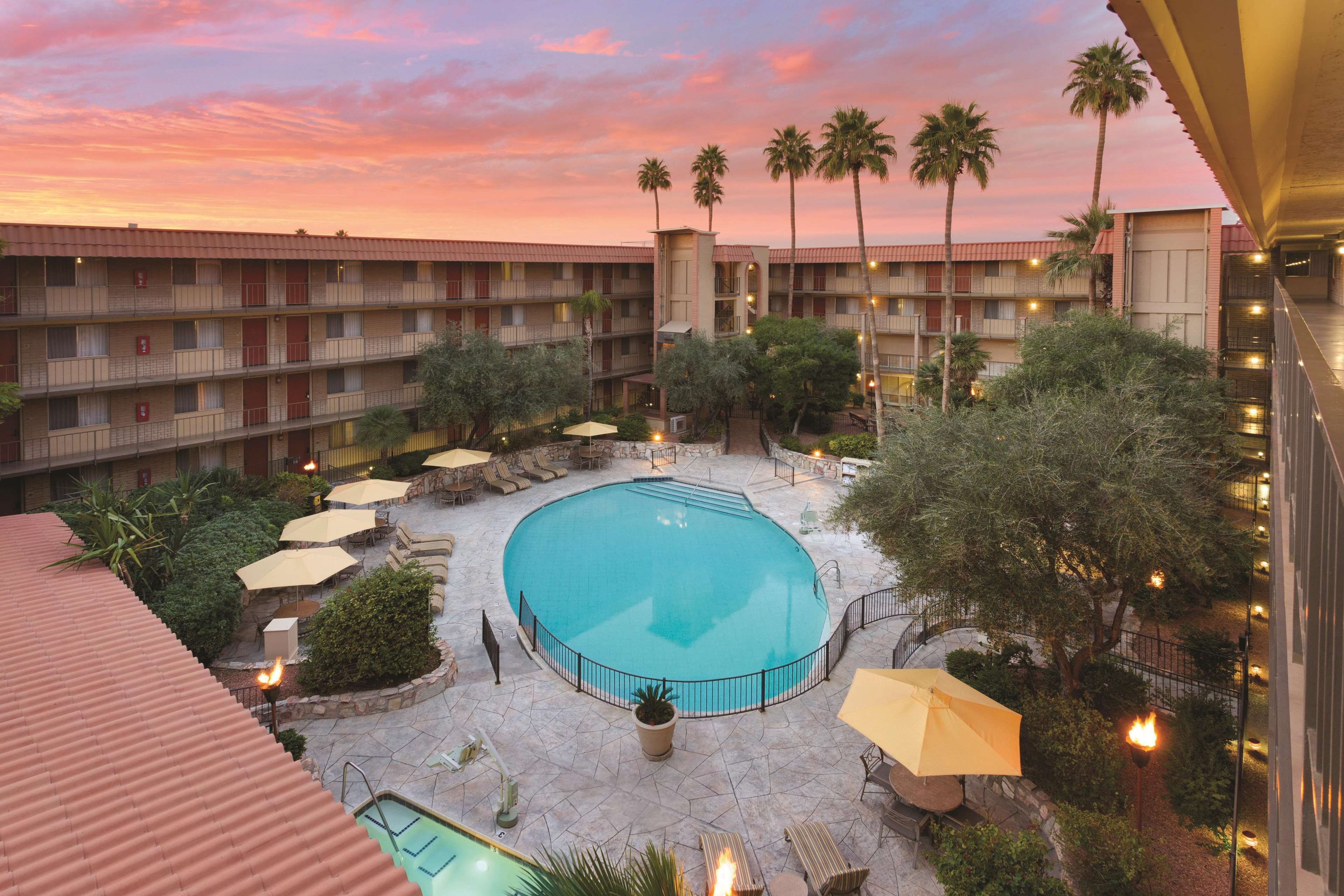 Embassy Suites by Hilton Phoenix Airport Photo