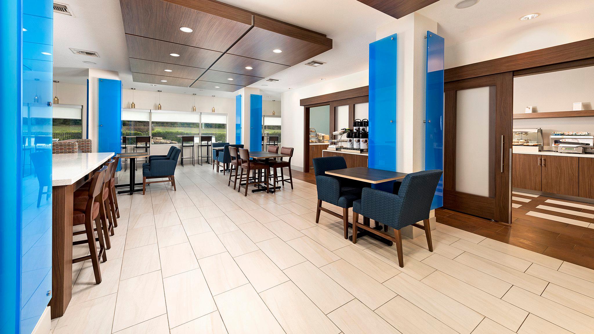 Holiday Inn Express & Suites Conroe I-45 North Photo