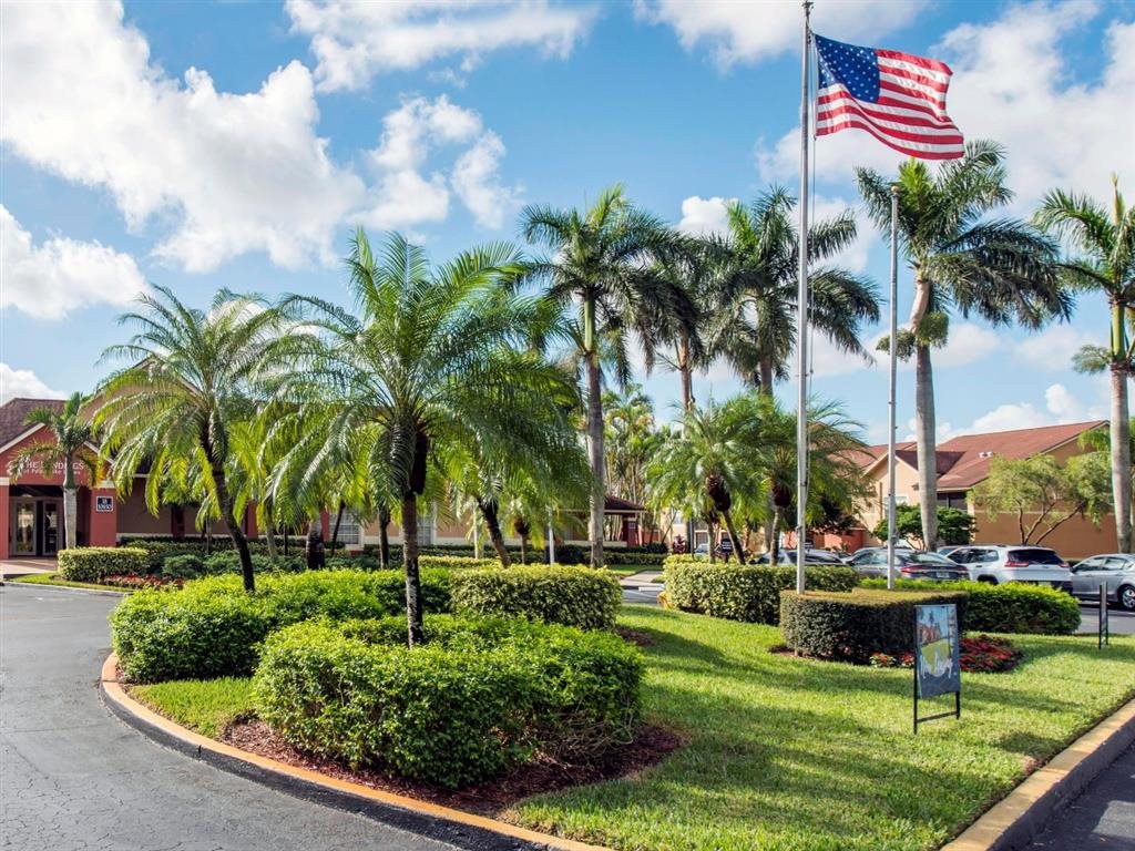 The Landings at Pembroke Lakes Apartments Photo