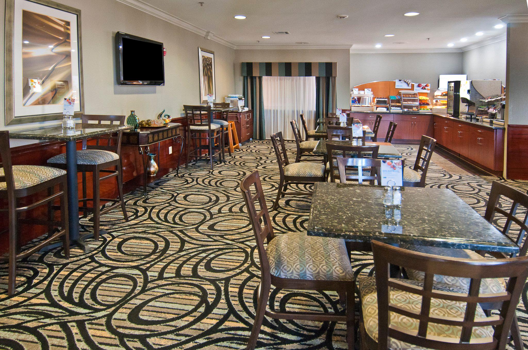 Holiday Inn Express & Suites Lake Charles Photo