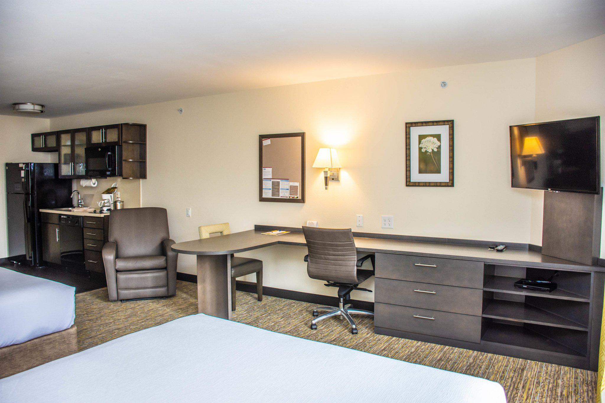 Candlewood Suites Overland Park - W 135th St. Photo