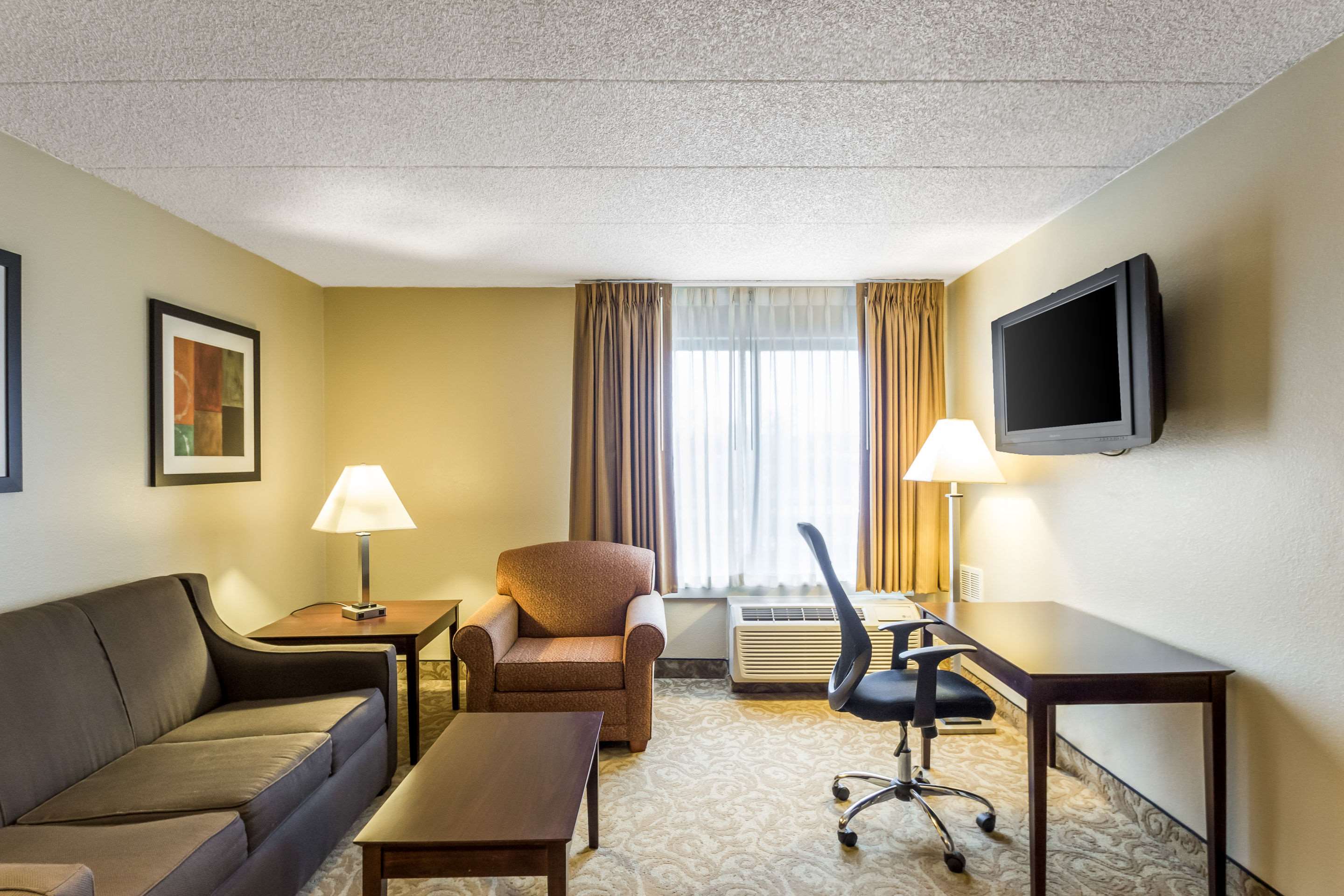 Quality Suites Milwaukee Airport Photo