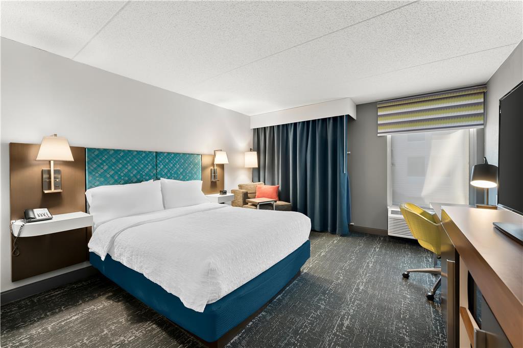 Hampton Inn & Suites Newtown Image