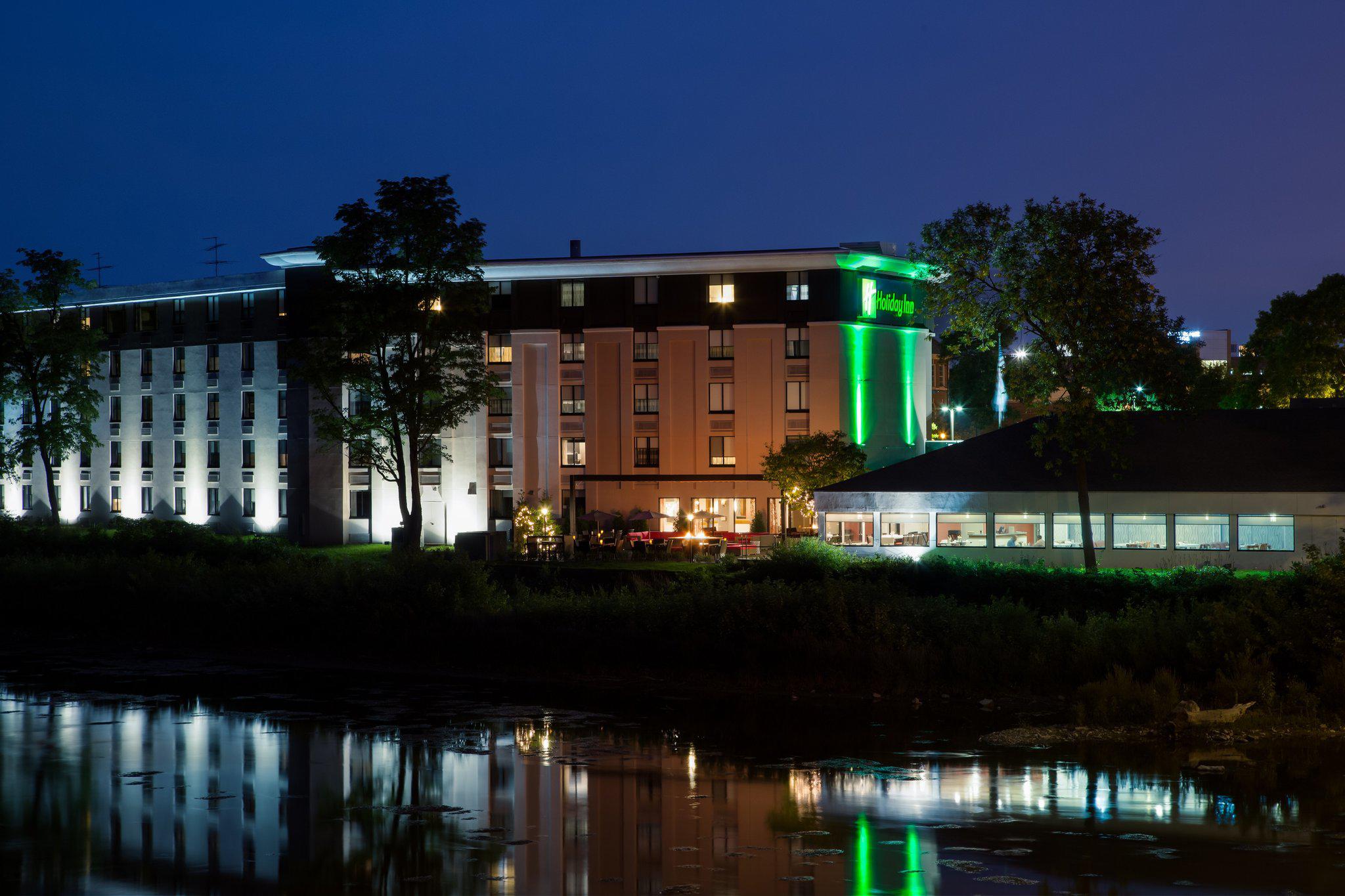 Holiday Inn Milwaukee Riverfront Photo