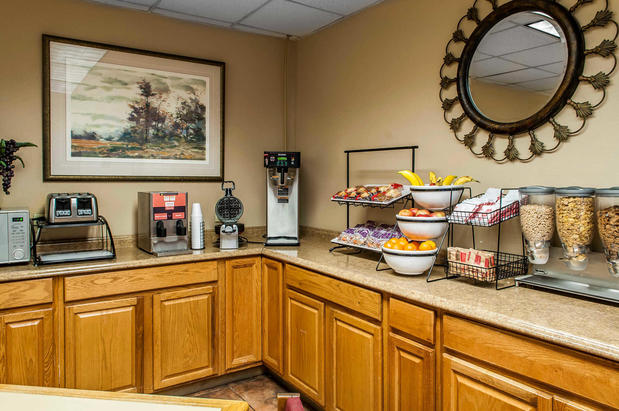 Images Rodeway Inn East