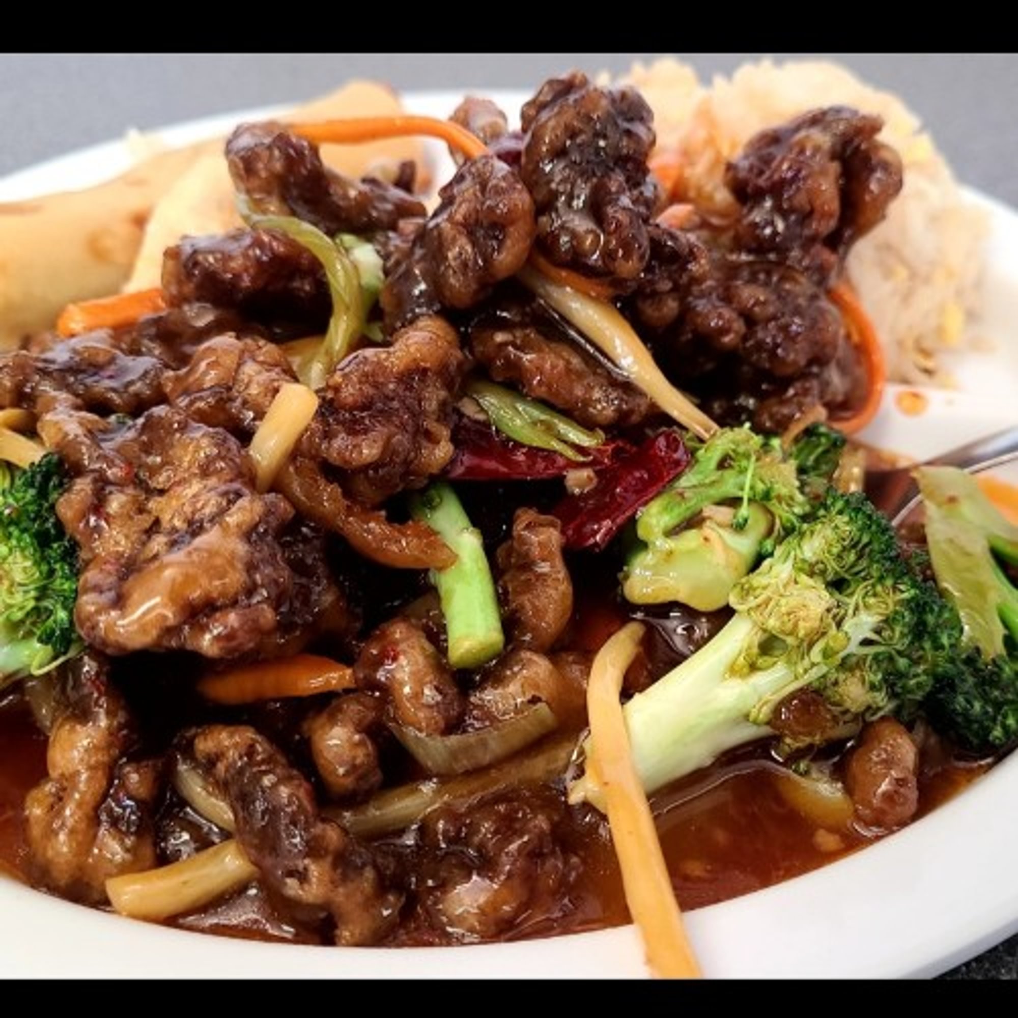 Hot Braised Beef special (include eggroll,crab rangoon and rice)
