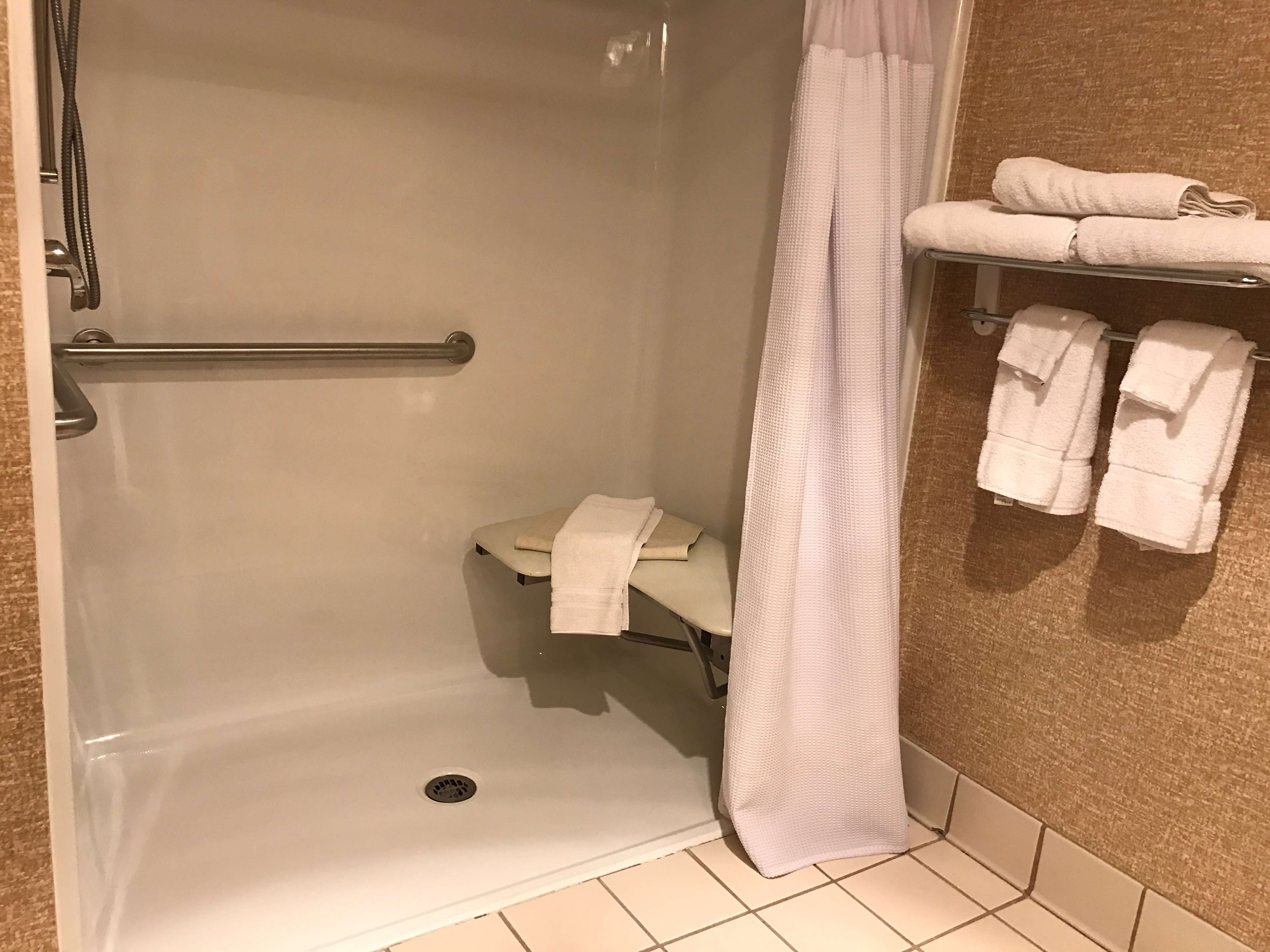 Best Western Plus Revere Inn & Suites Photo