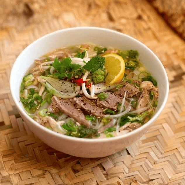 37. Saigon Deluxe Noodle Soup (Phở) / Phở Bò Gà