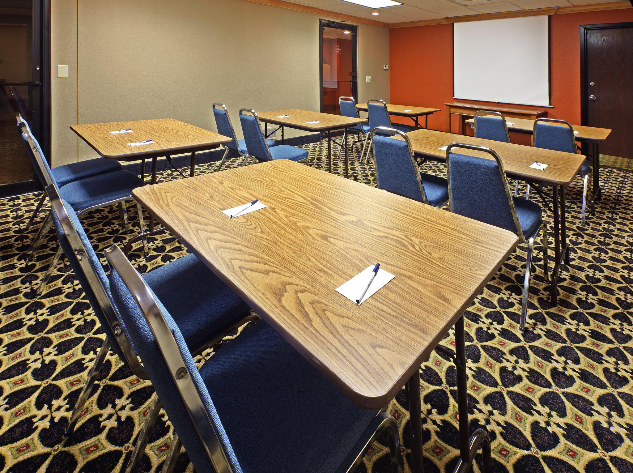 Holiday Inn Express & Suites Fayetteville-Univ of AR Area Photo