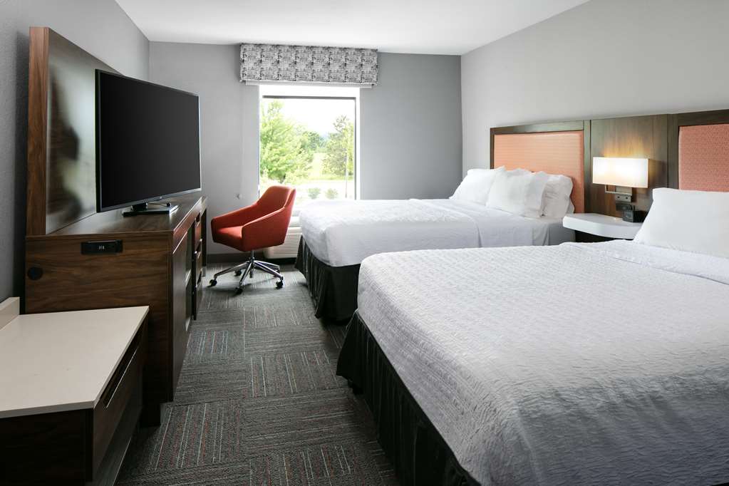 Hampton Inn & Suites by Hilton West Bend Image