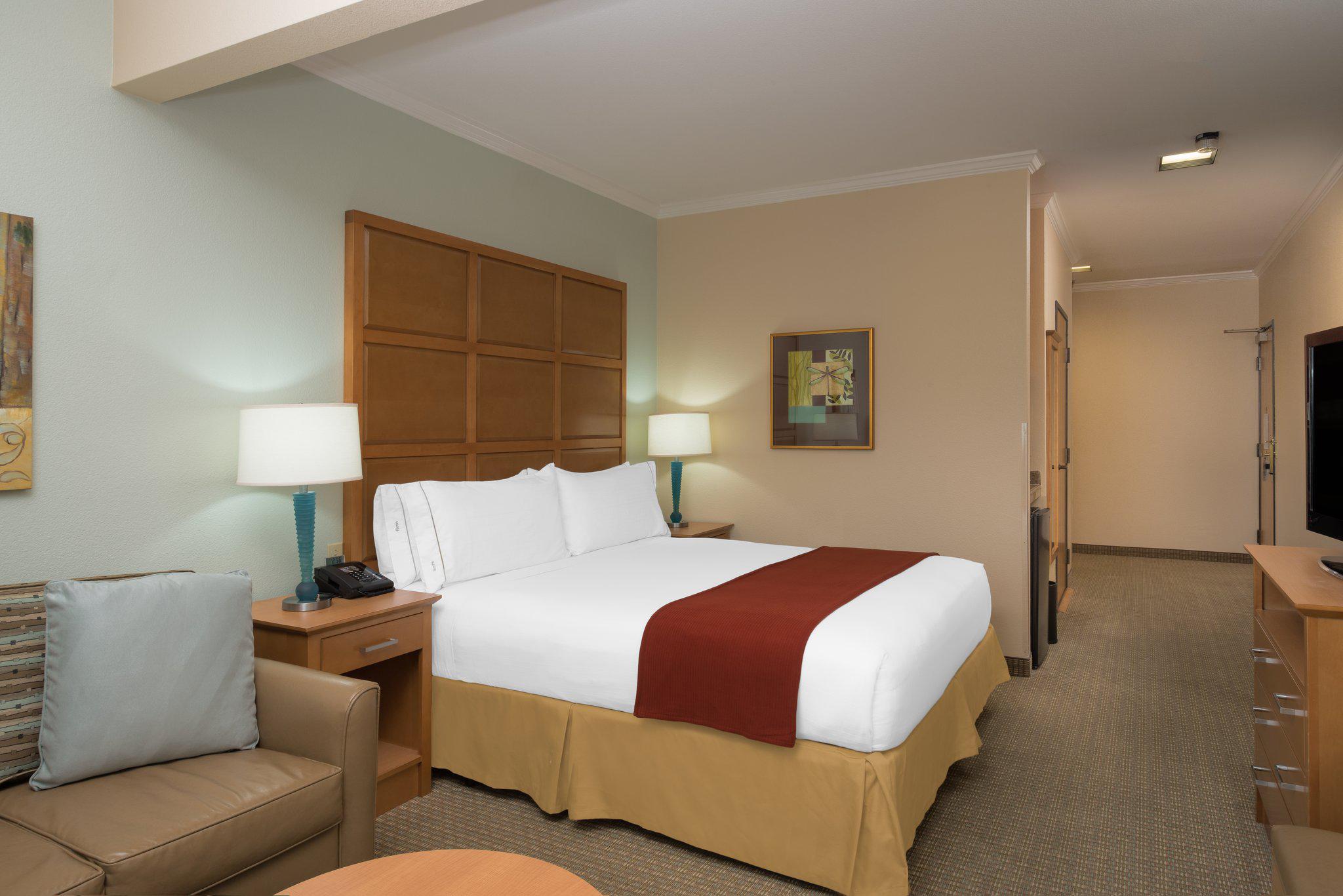 Holiday Inn Express & Suites Santa Clara - Silicon Valley Photo