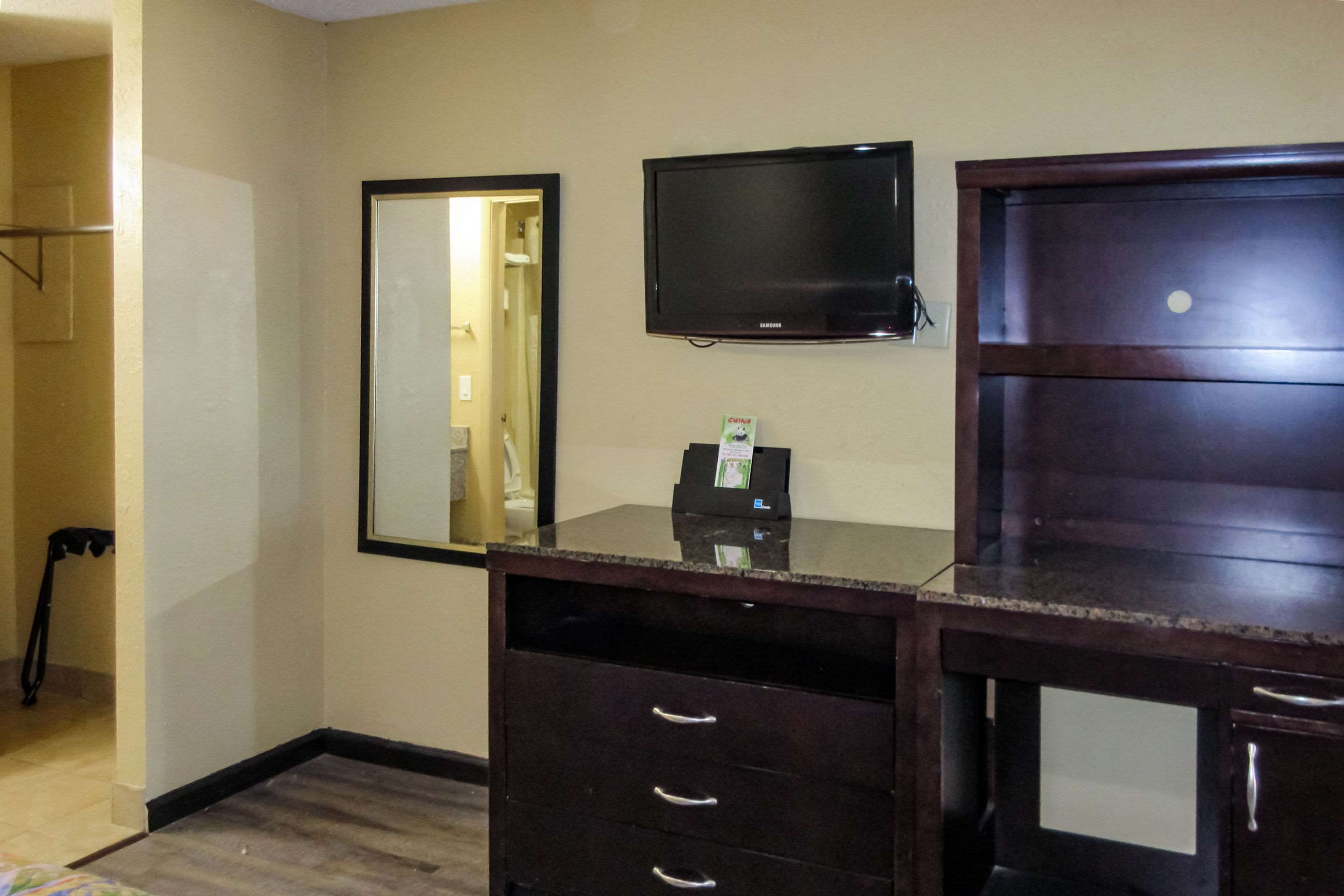 Econo Lodge Inn & Suites Photo