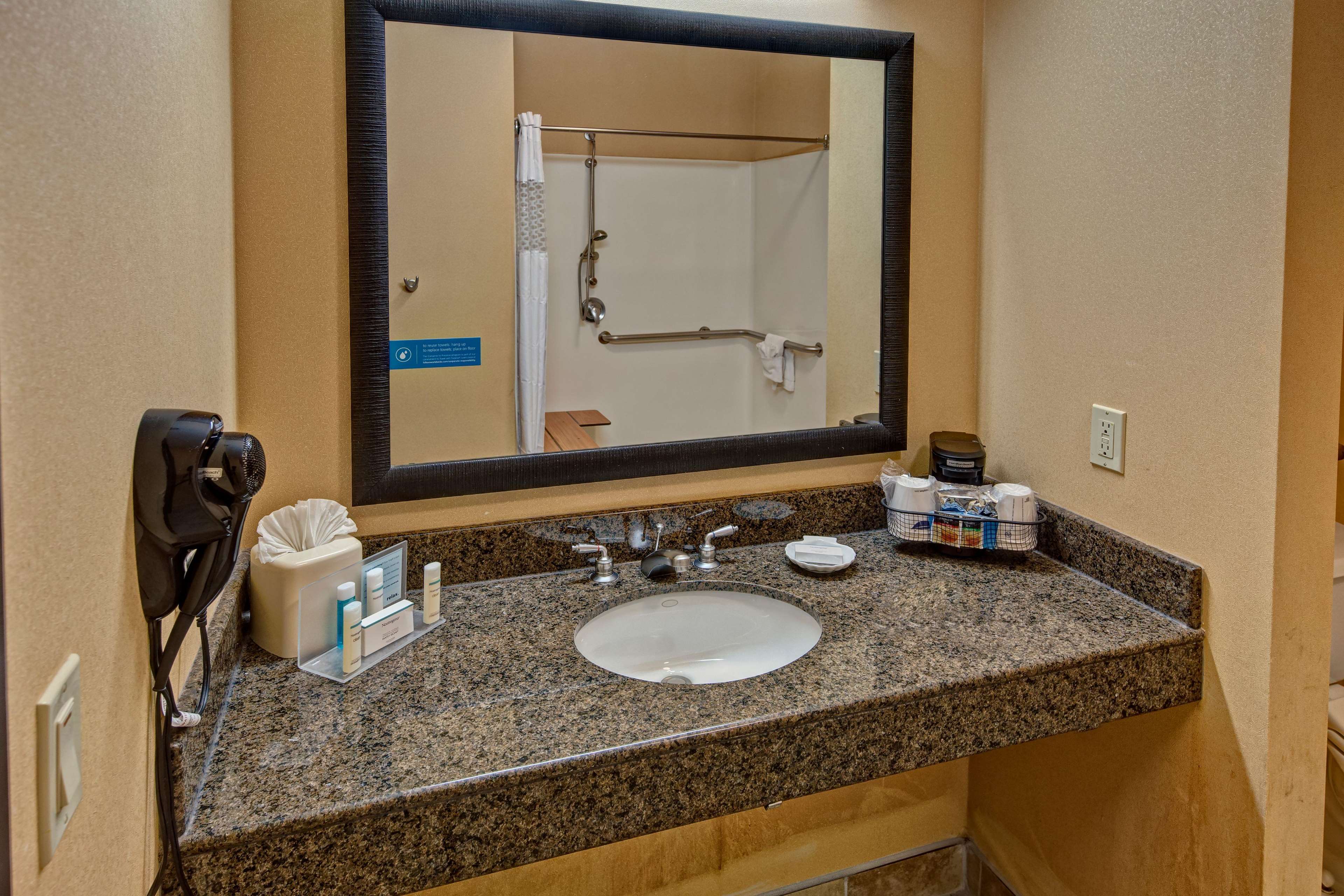 Hampton Inn & Suites Corsicana Photo