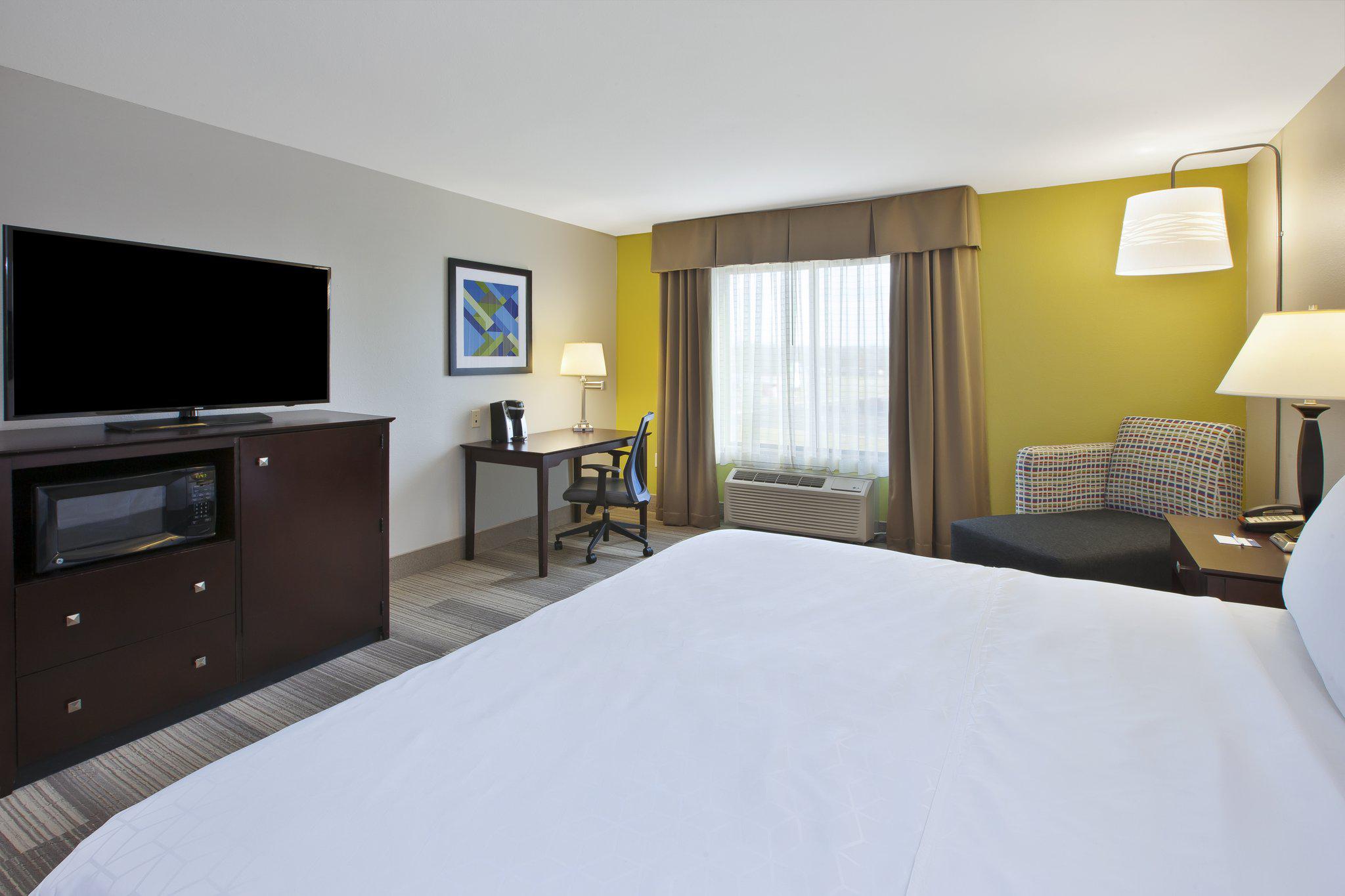 Holiday Inn Express & Suites Niles Photo