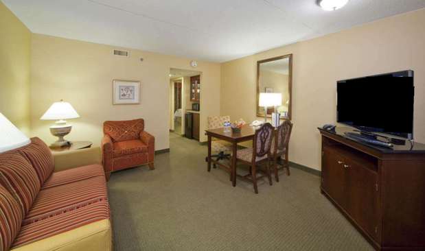 Images Embassy Suites by Hilton Detroit Troy Auburn Hills