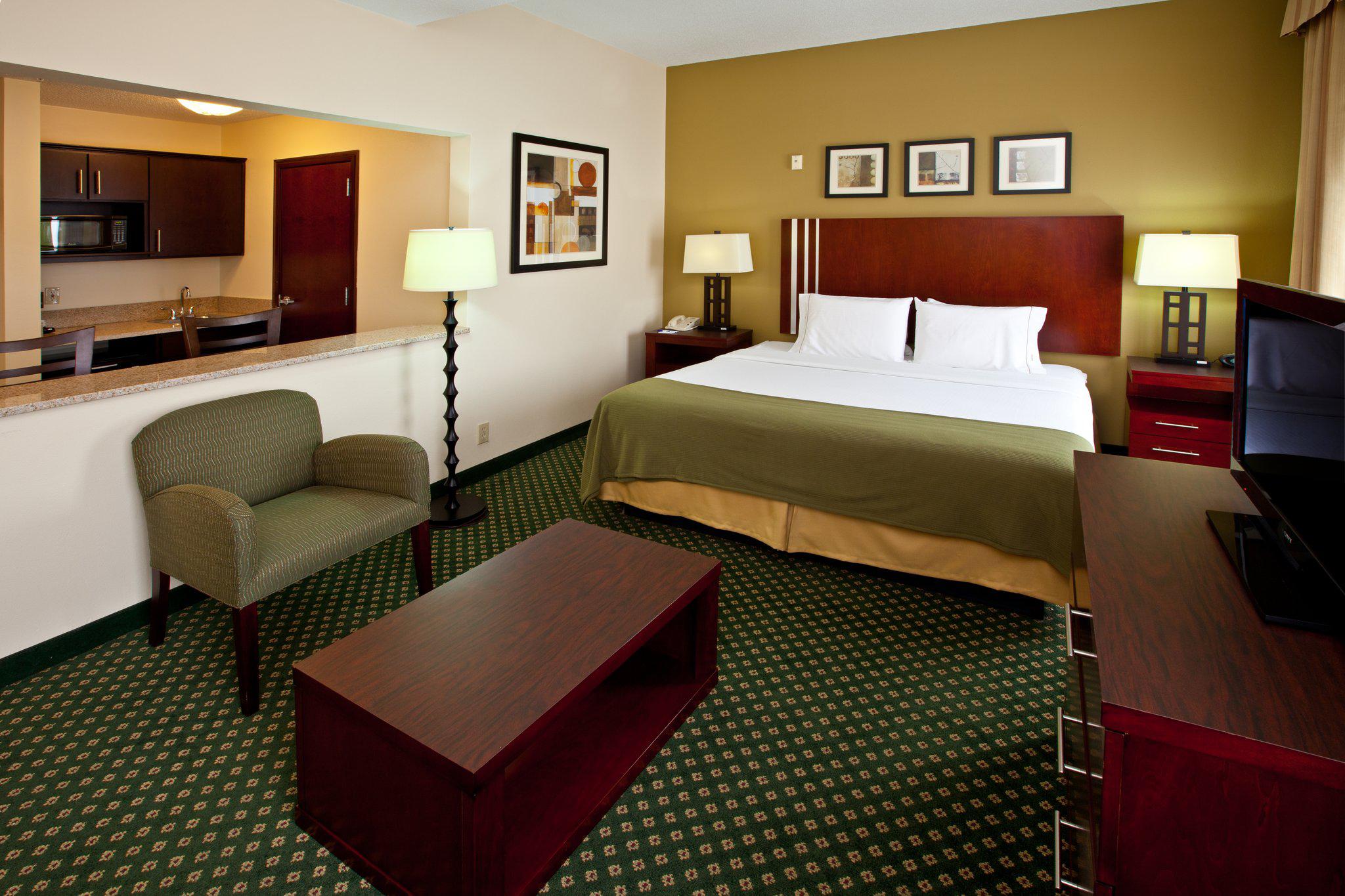 Holiday Inn Express & Suites Indianapolis - East Photo