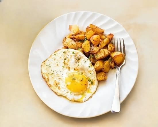 2 Huevos Con Papas Casera Con Café O Te / 2 Eggs with Home Fries with Coffee or Tea