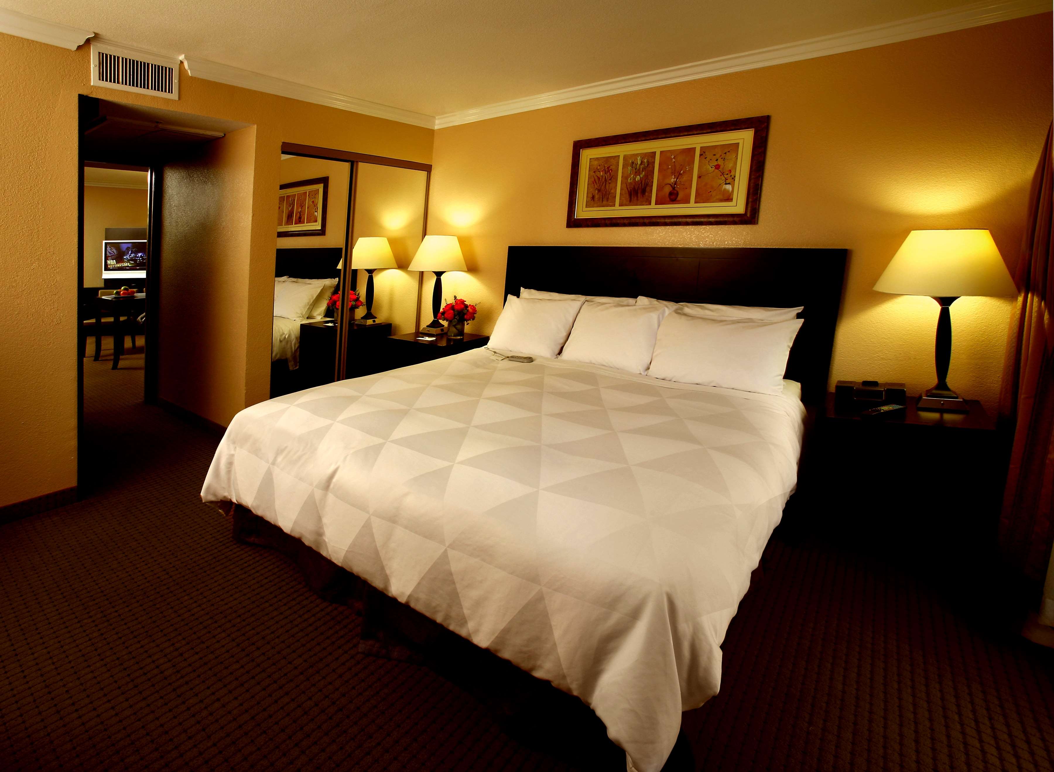 Radisson Suites Hotel Anaheim - Buena Park Photo