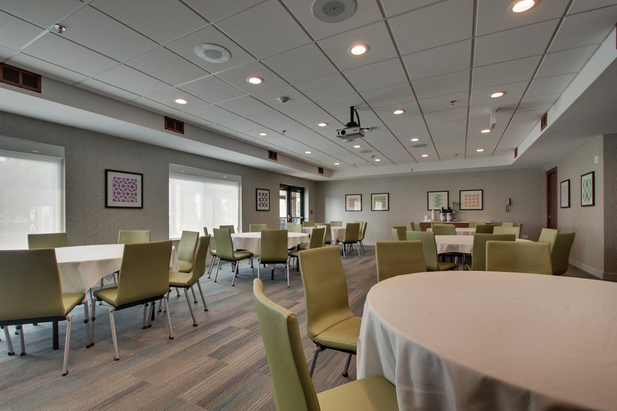 Holiday Inn Express & Suites Aurora - Naperville Photo