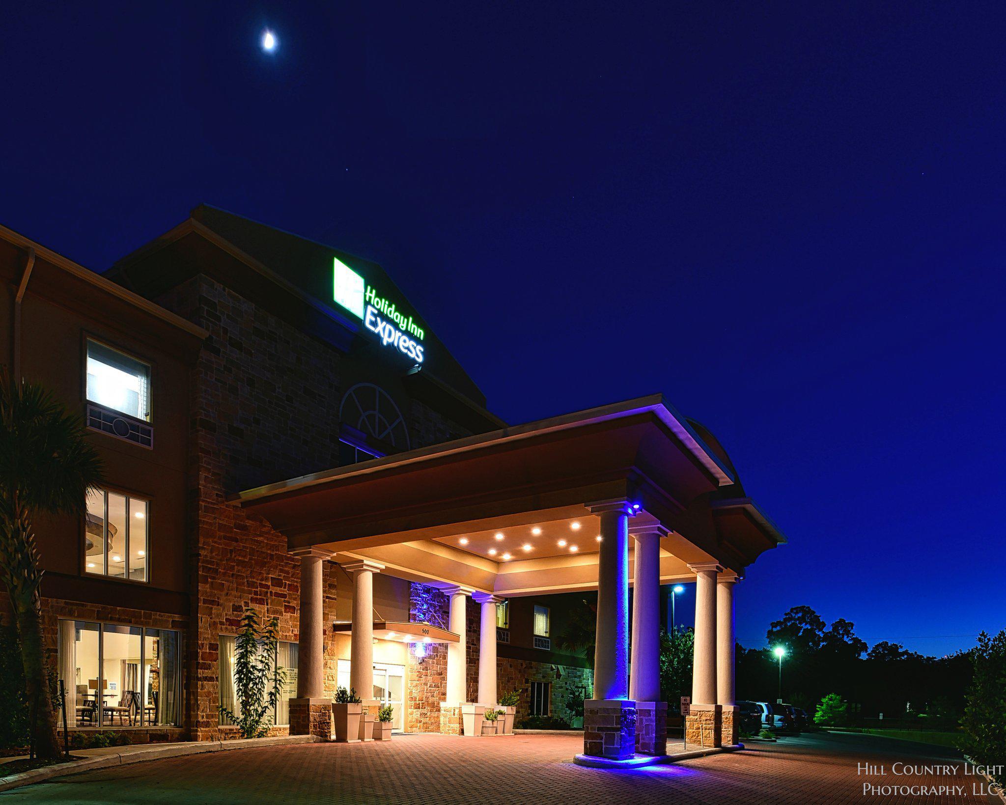 Holiday Inn Express & Suites Fredericksburg Photo