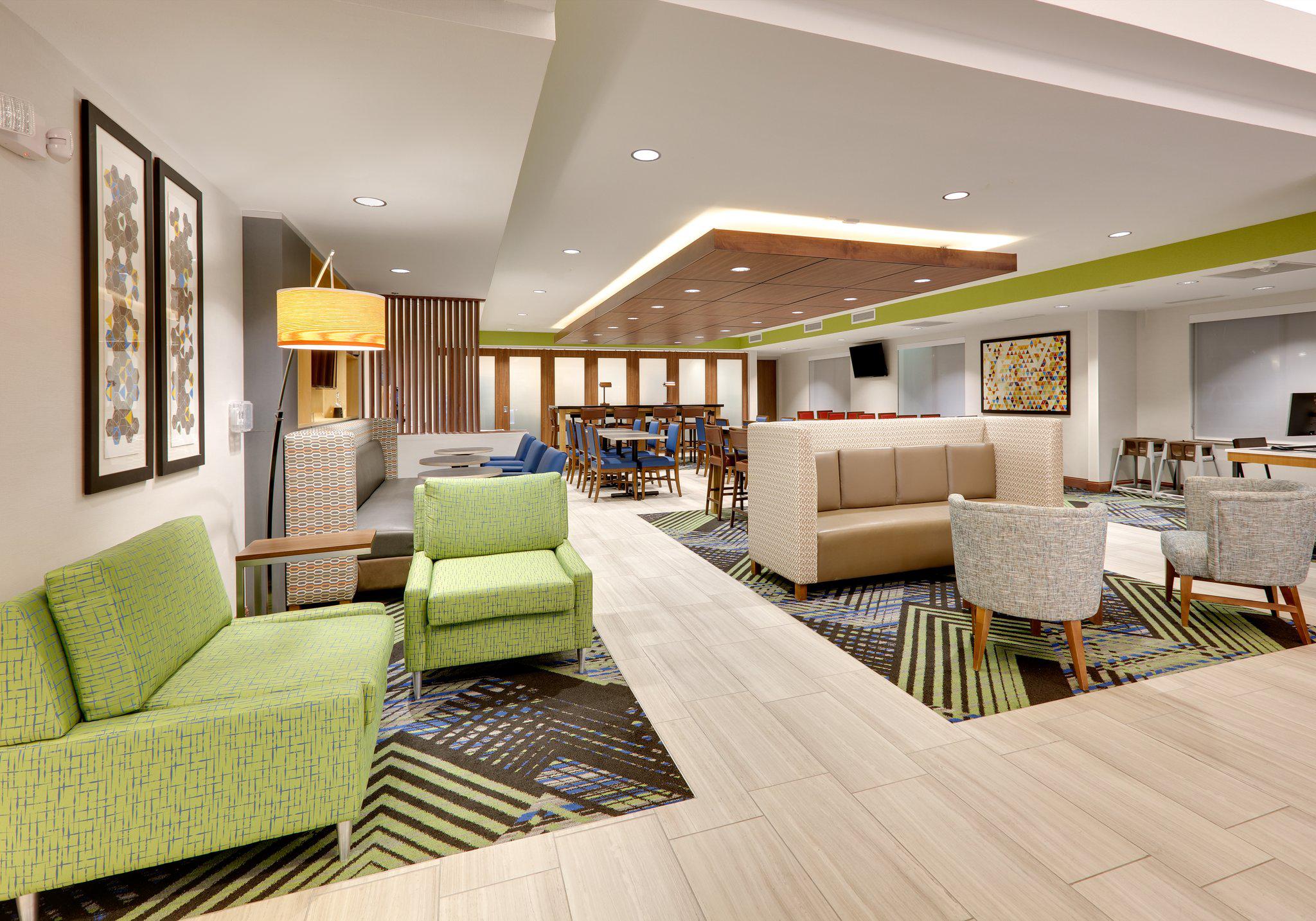 Holiday Inn Express & Suites Mitchell Photo