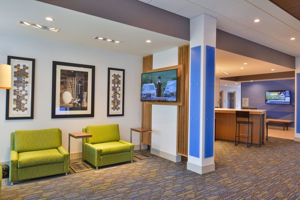 Images Holiday Inn Express & Suites Omaha Airport