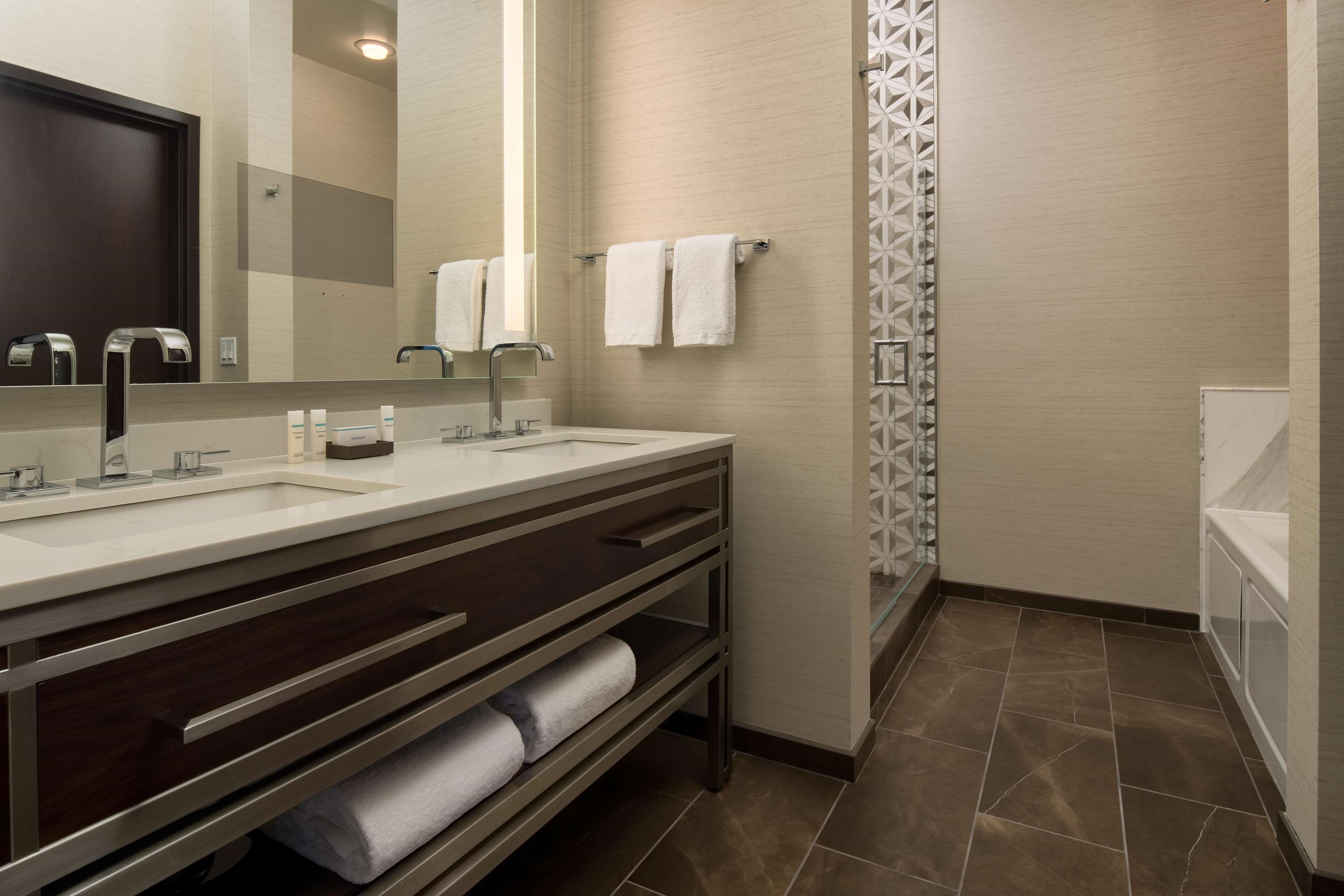 Embassy Suites by Hilton Seattle Downtown Pioneer Square Photo