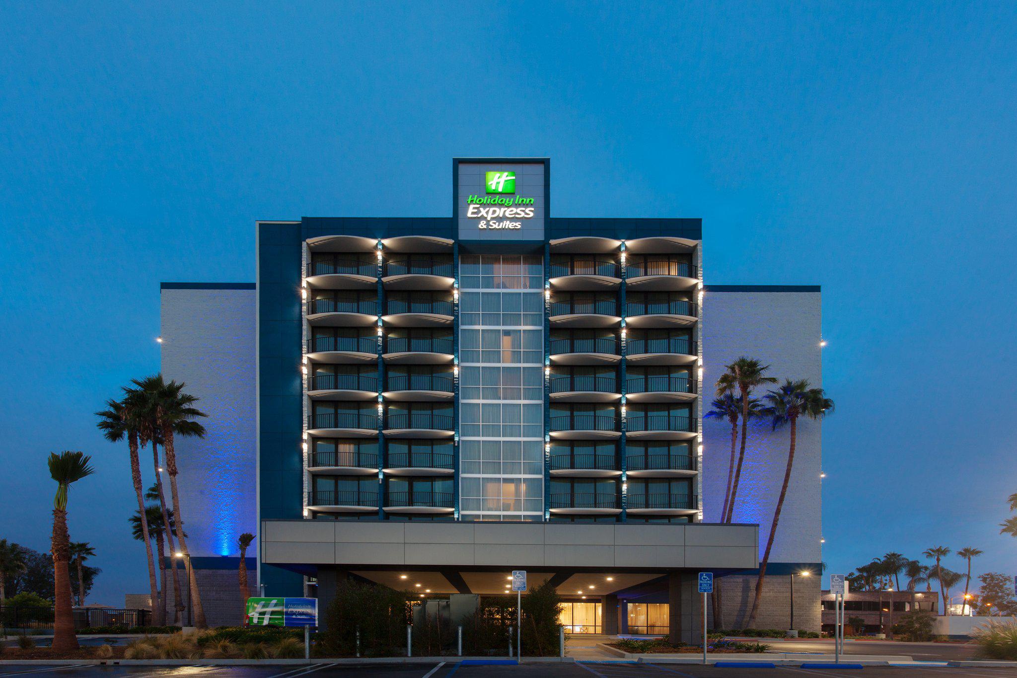 Holiday Inn Express & Suites Santa ANA - Orange County Photo