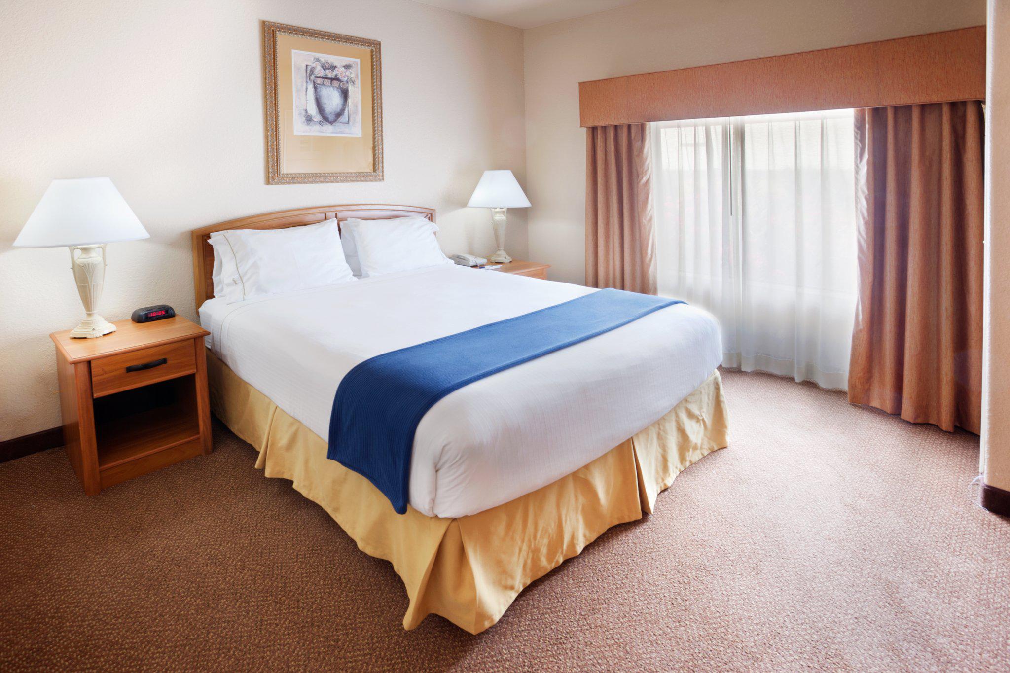 Holiday Inn Express & Suites Mission-McAllen Area Photo