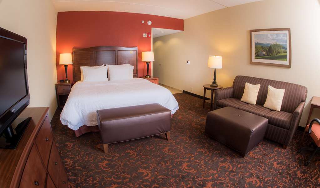Hampton Inn & Suites Woodstock, VA Image