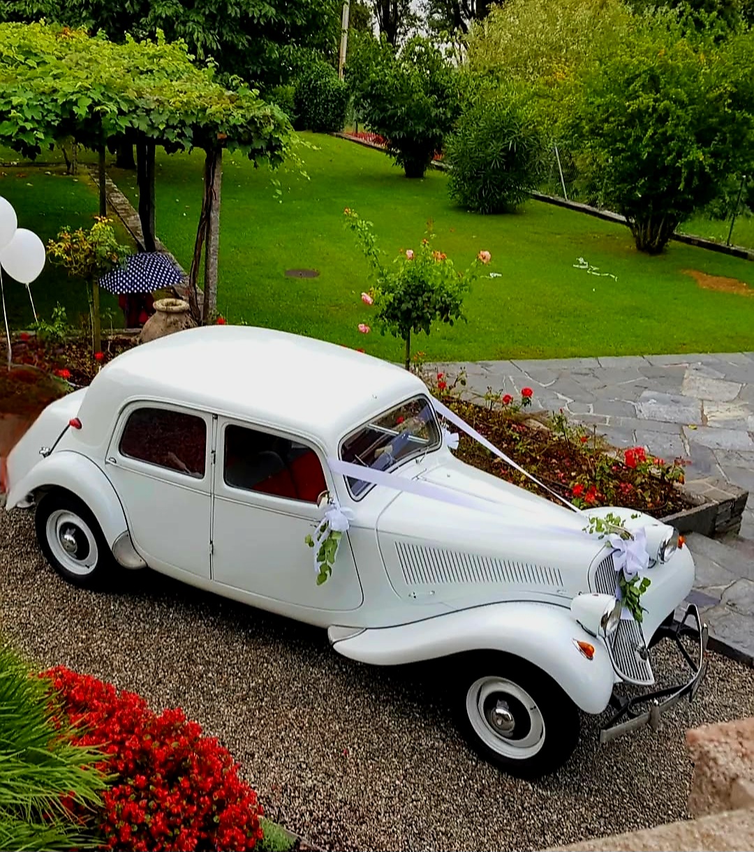 Servizio con l'auto d'epoca bianca