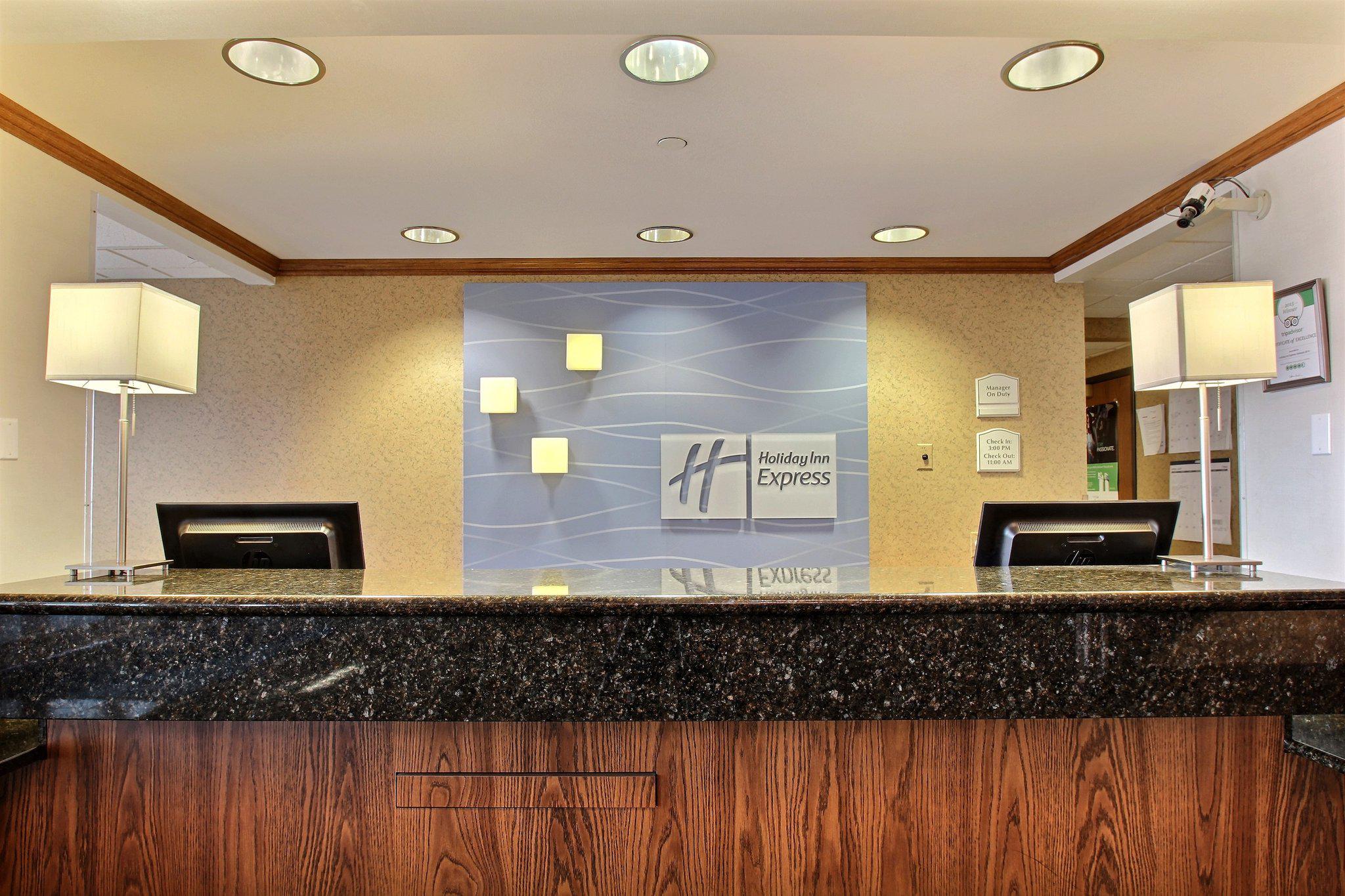 Holiday Inn Express & Suites Oshkosh-Sr 41 Photo