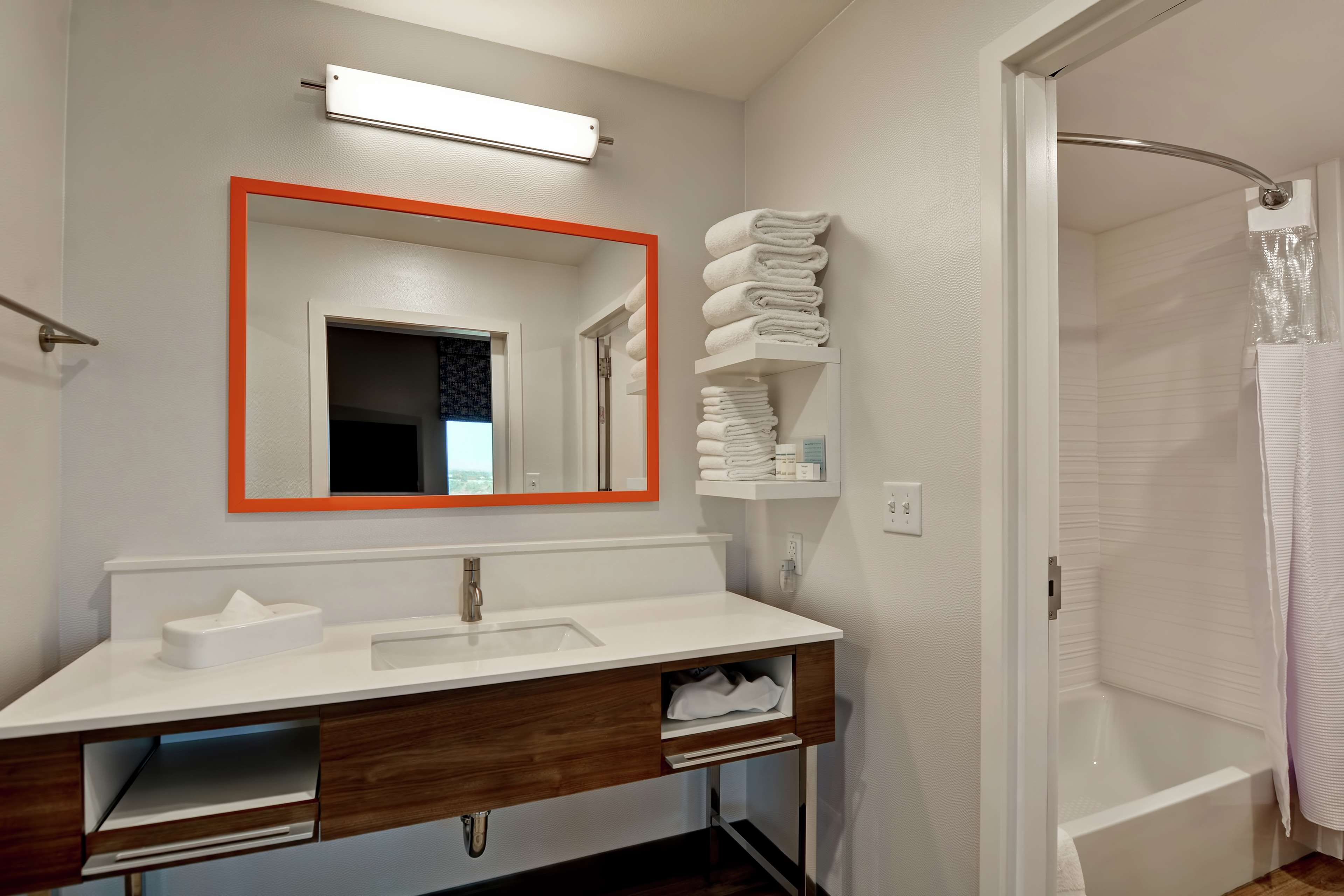 Guest room bath