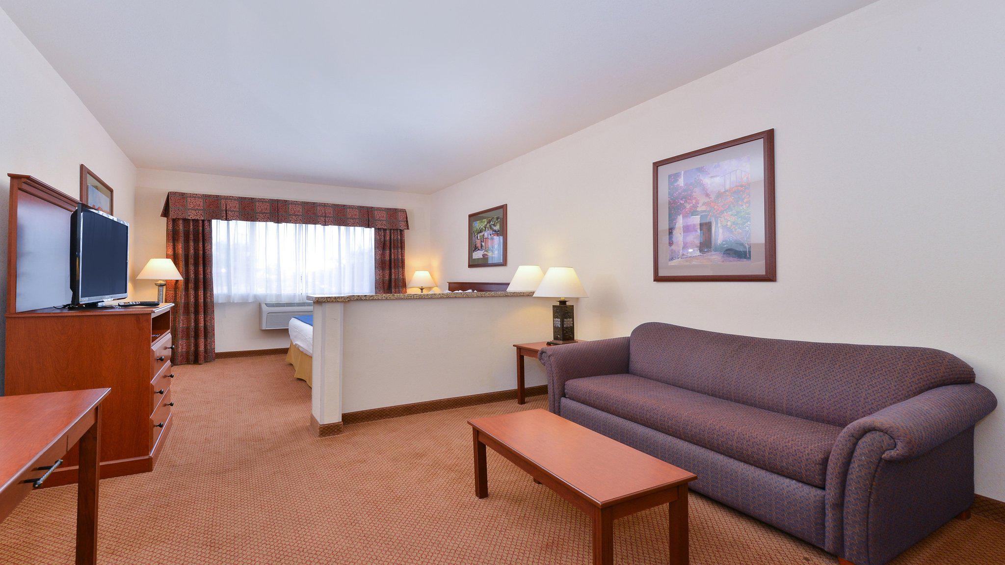 Holiday Inn Express & Suites Farmington (Bloomfield) Photo