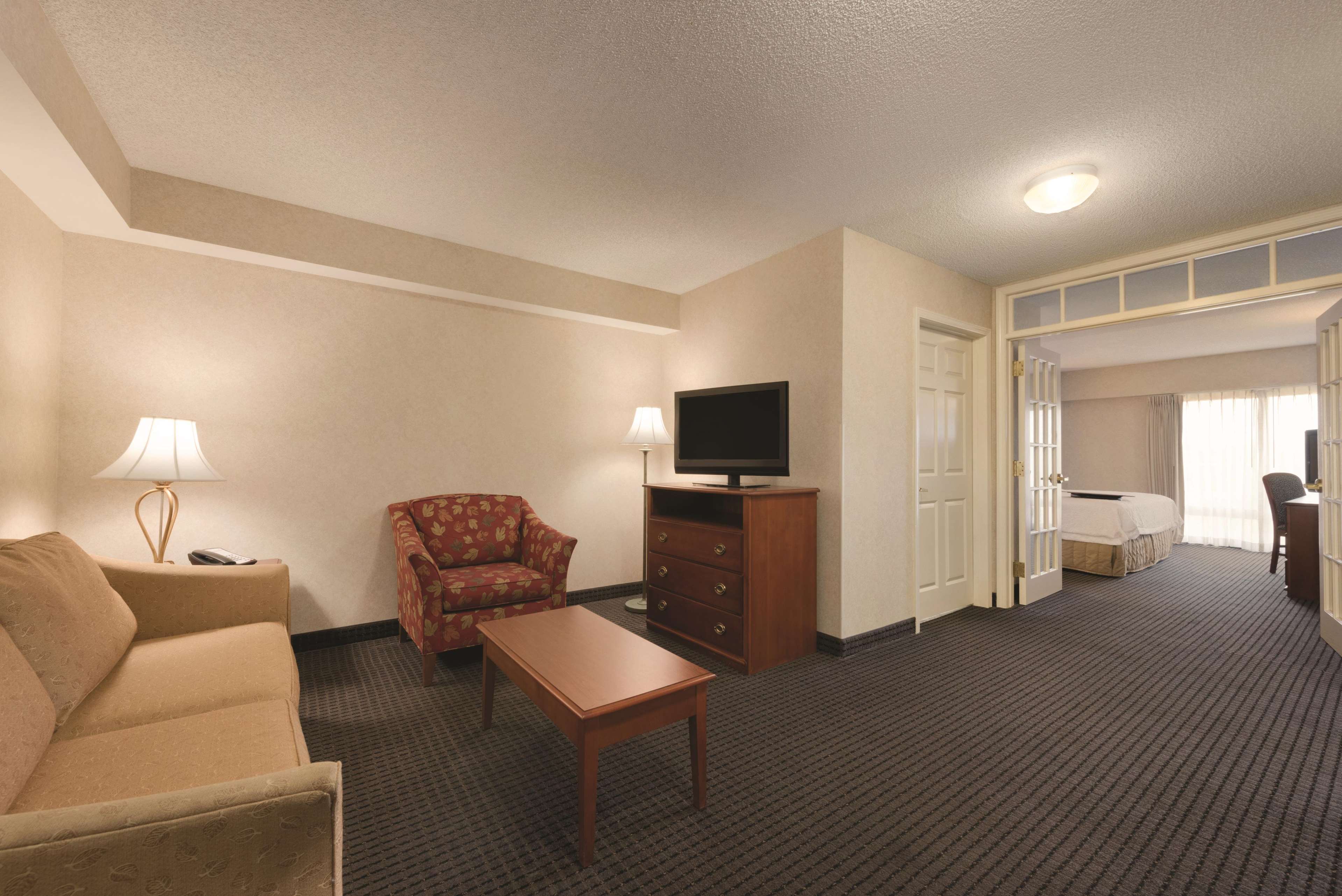 Hampton Inn & Suites Kansas City-Country Club Plaza Photo