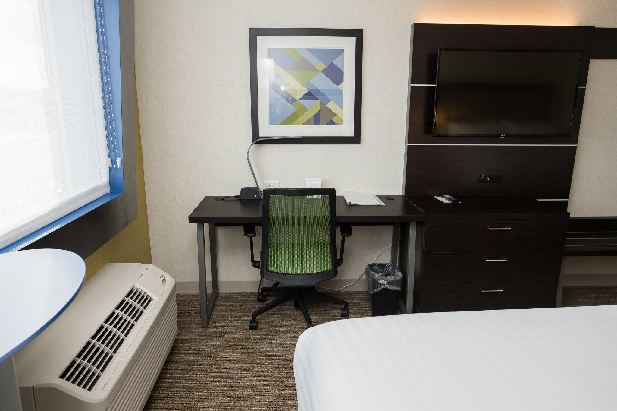 Holiday Inn Express & Suites Marietta Photo