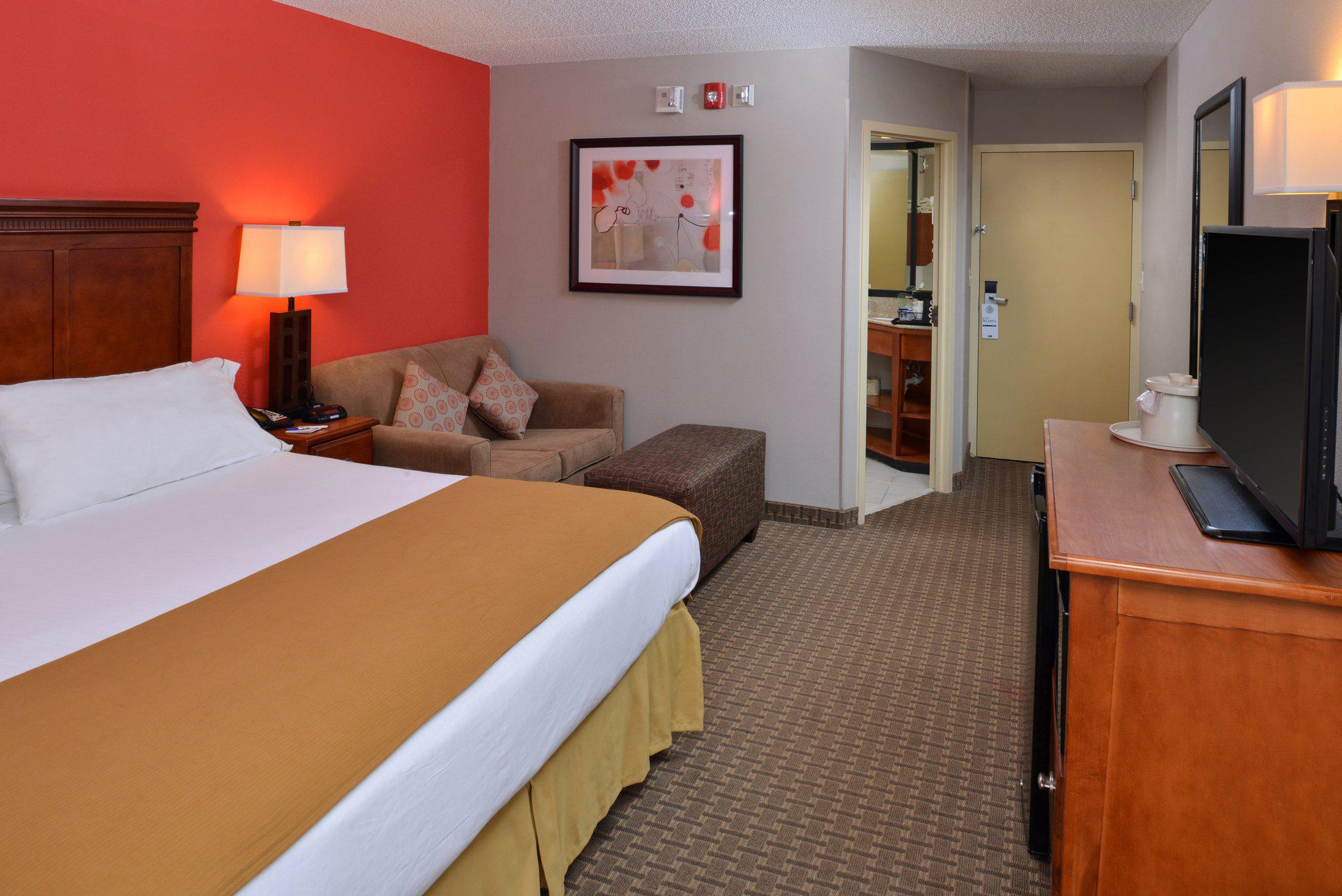 Holiday Inn Express Crestwood Photo