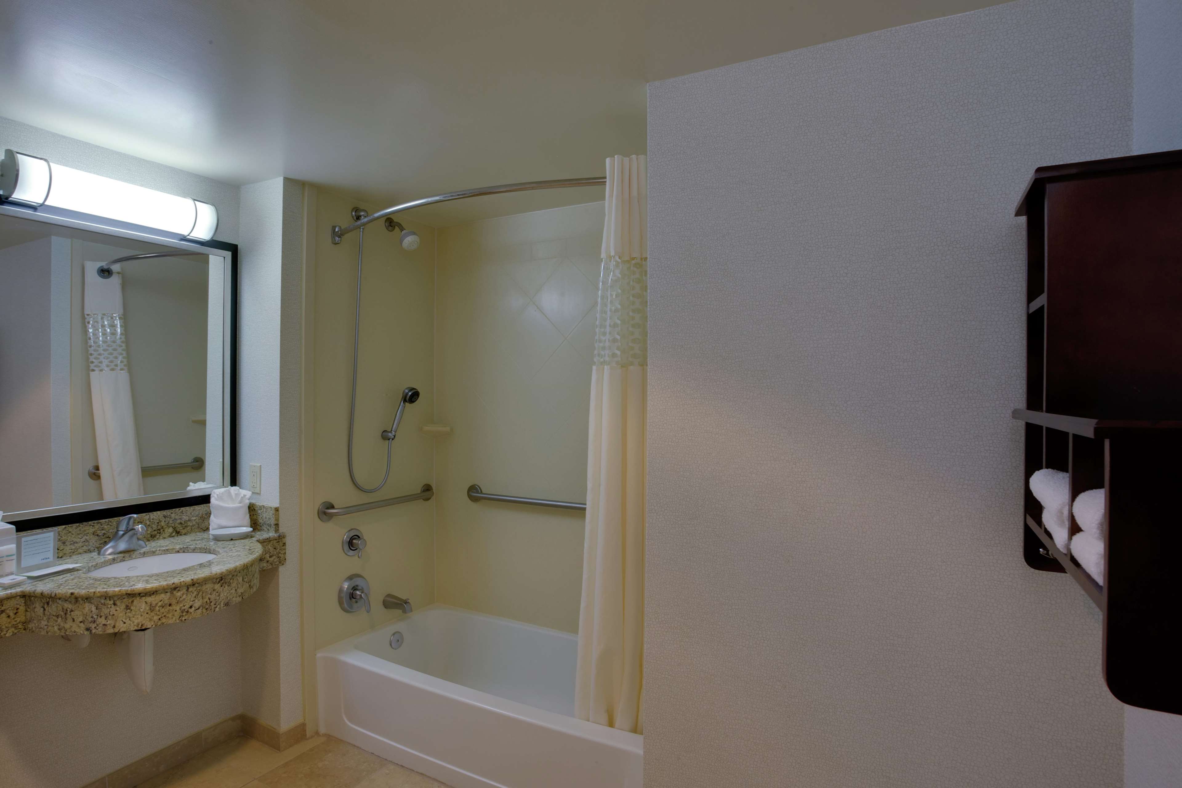 Hampton Inn Garden City Long Island Photo