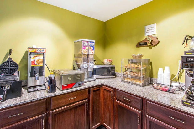 Images Econo Lodge Inn & Suites