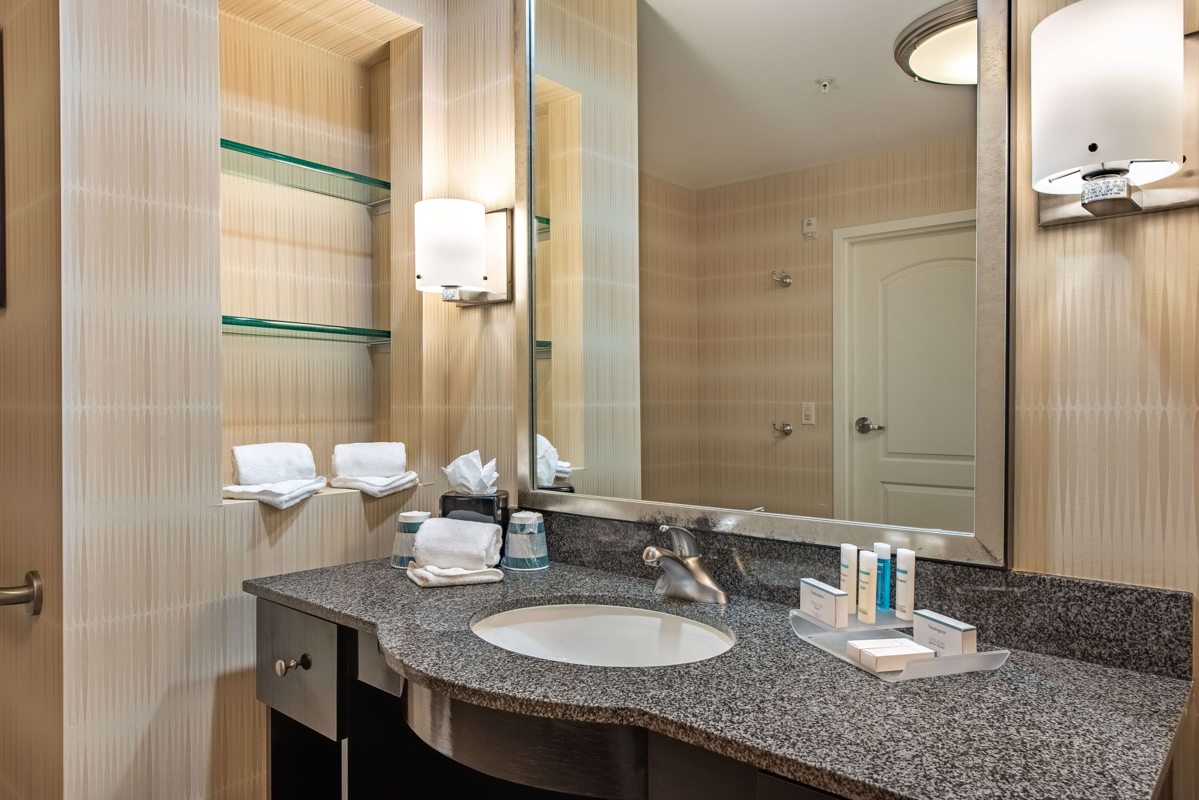 Guest room bath