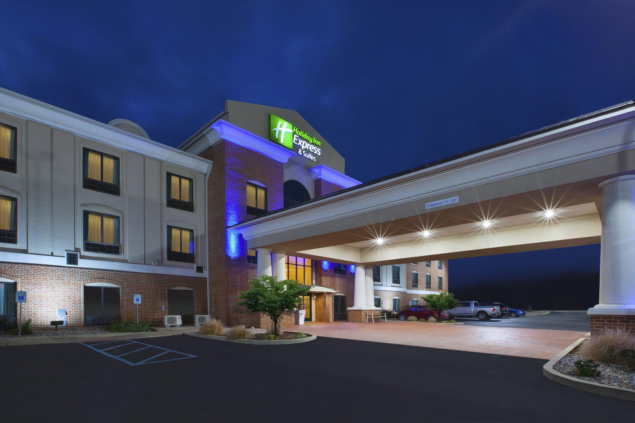 Holiday Inn Express & Suites Niles Photo