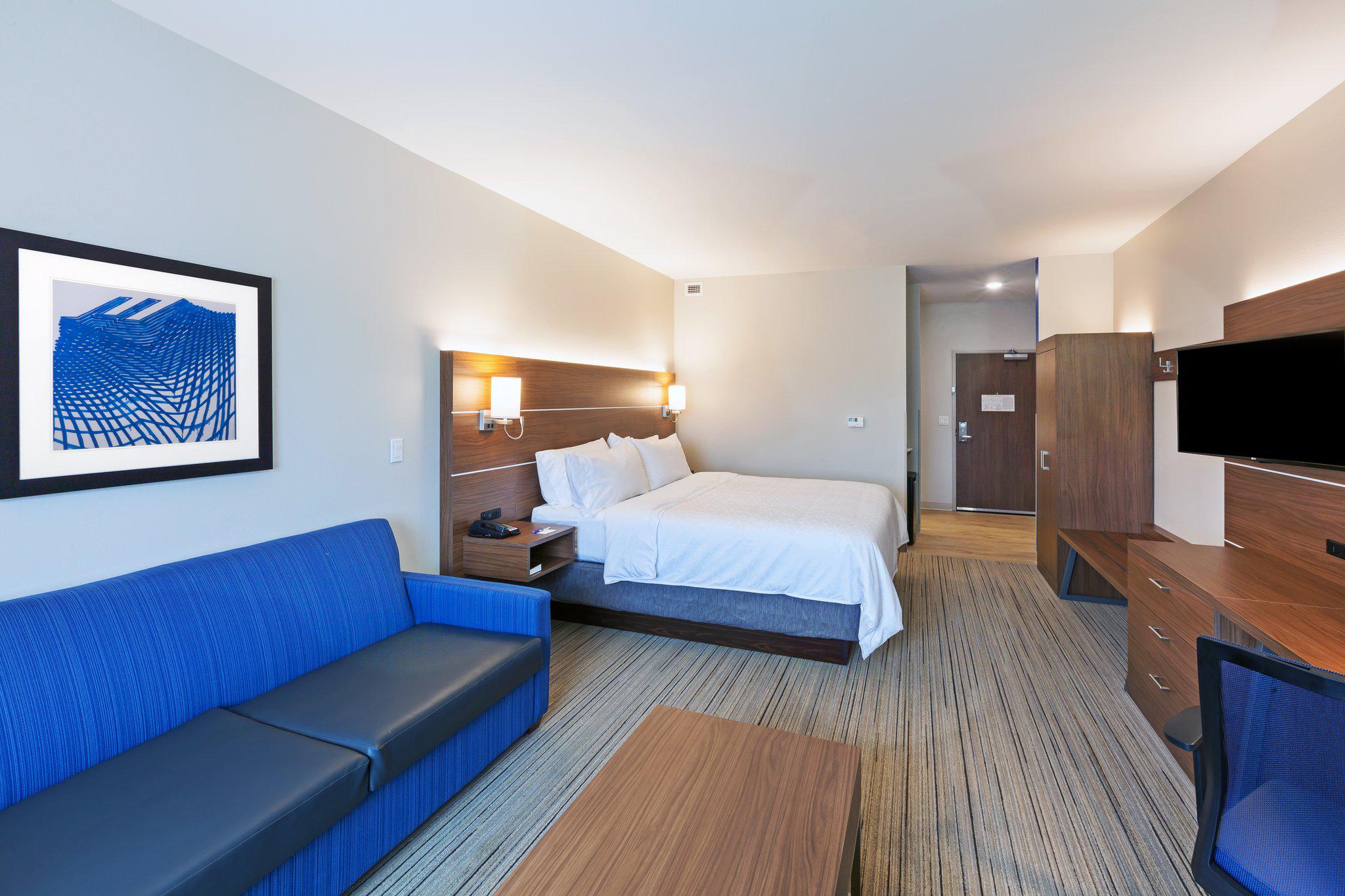 Holiday Inn Express & Suites Lenexa - Overland Park Area Photo