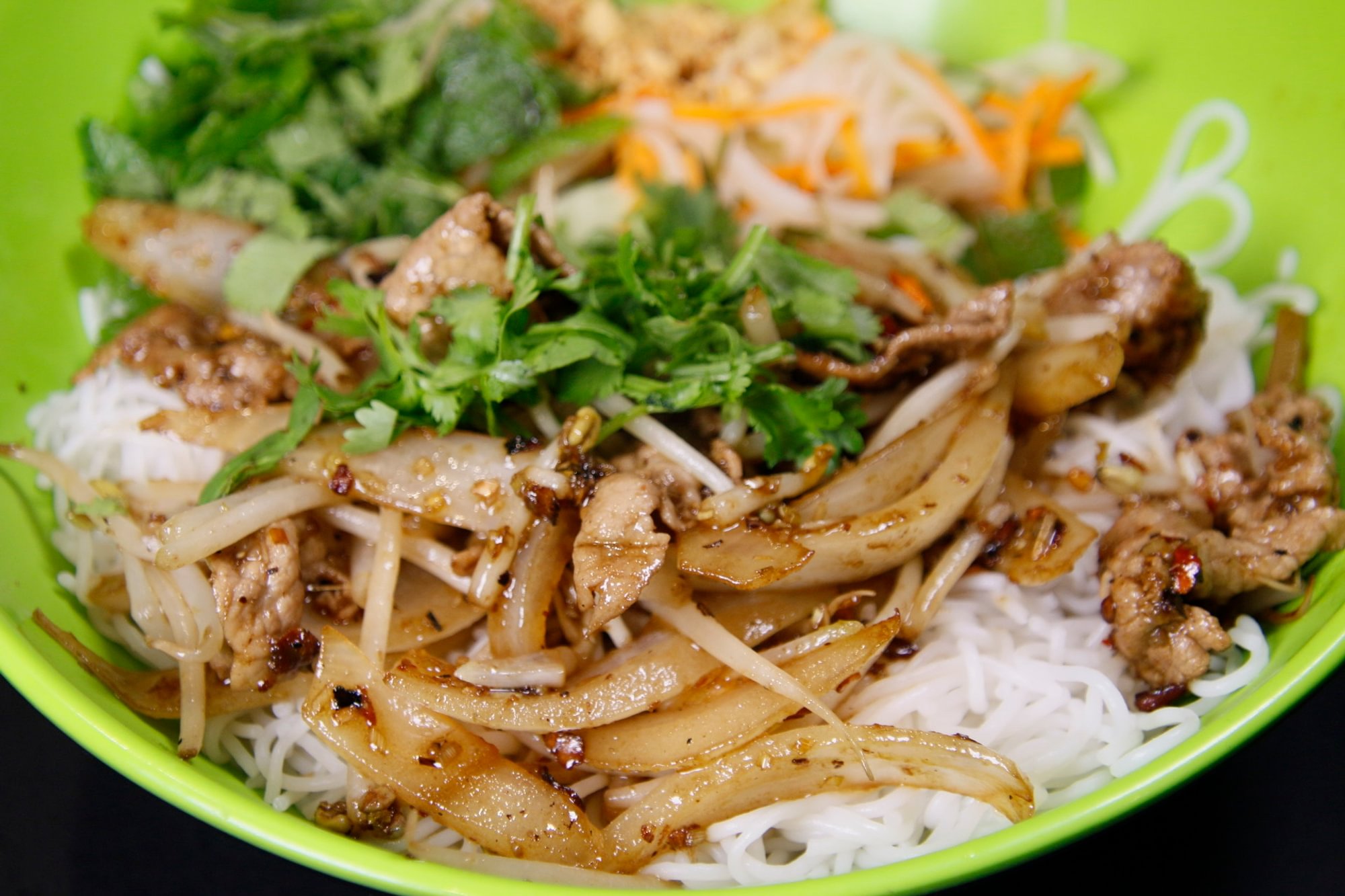 V6. Stir-Fried Chicken Bun
