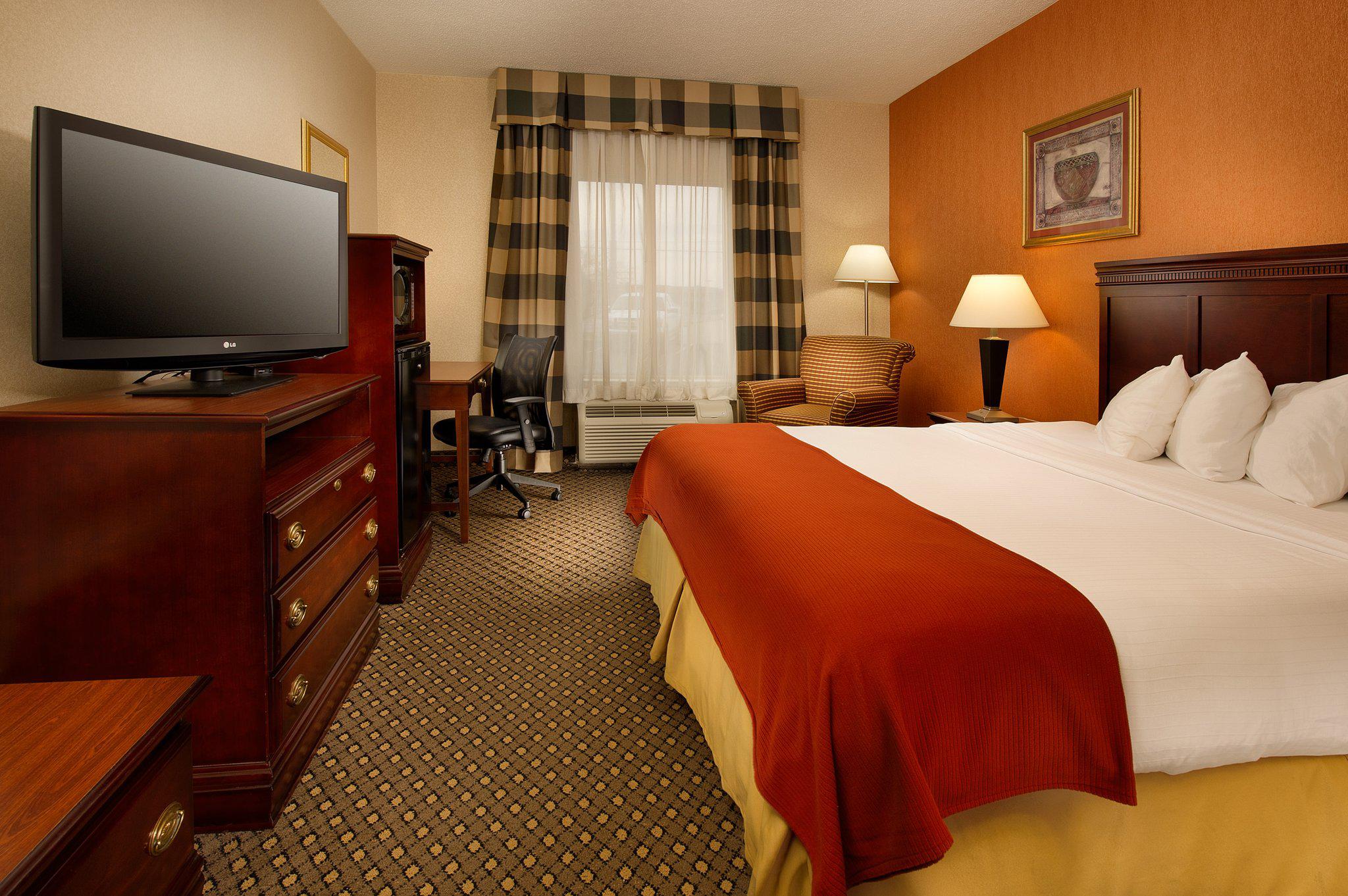 Holiday Inn Express & Suites Chambersburg Photo