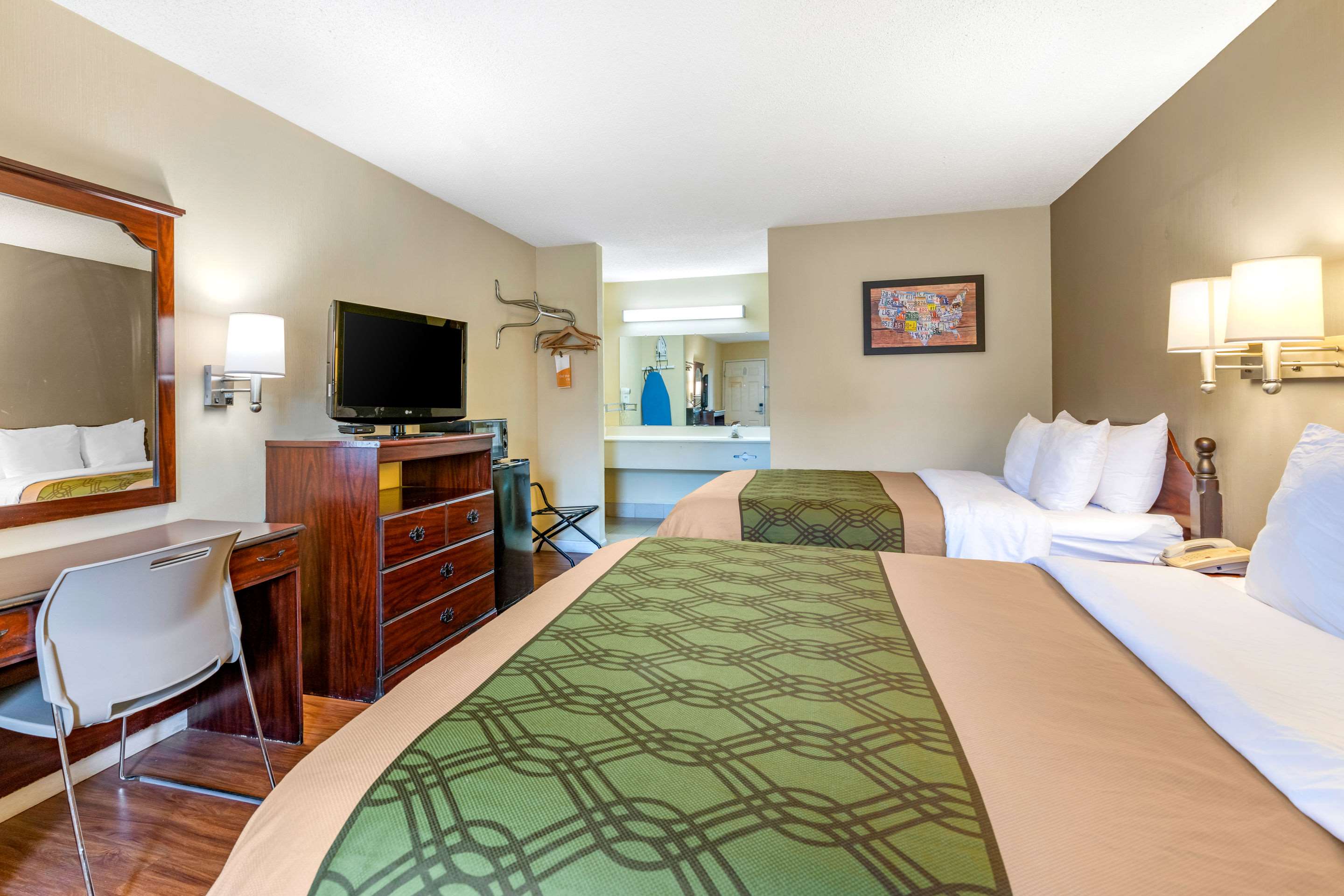 Econo Lodge Inn & Suites Southeast Photo